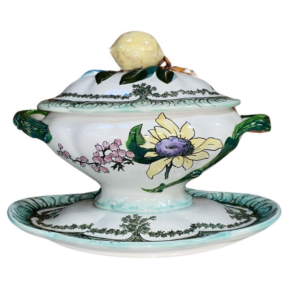 French Faience Sunflower Tureen Creil et Montereau, Circa 1890 In Good Condition For Sale In Austin, TX