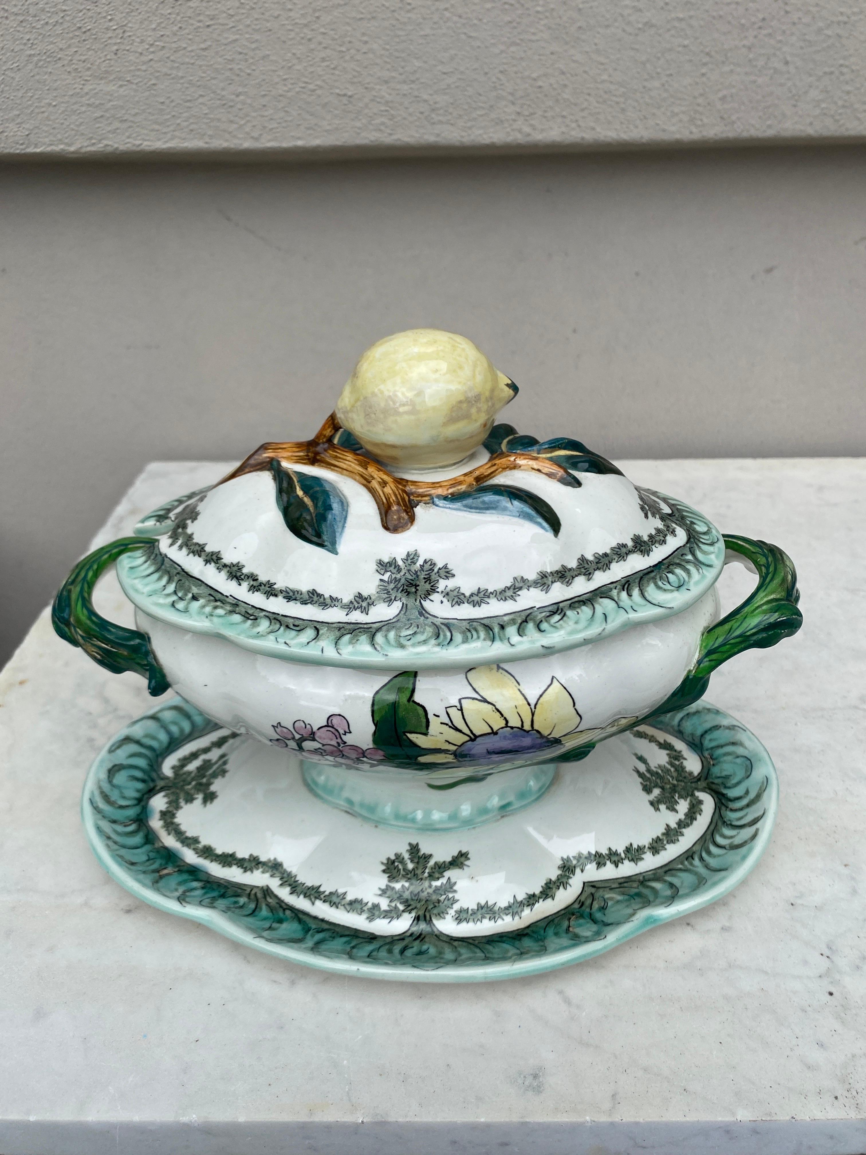 Sopera de girasol de loza francesa Creil et Montereau, circa 1890 Fayenza en venta