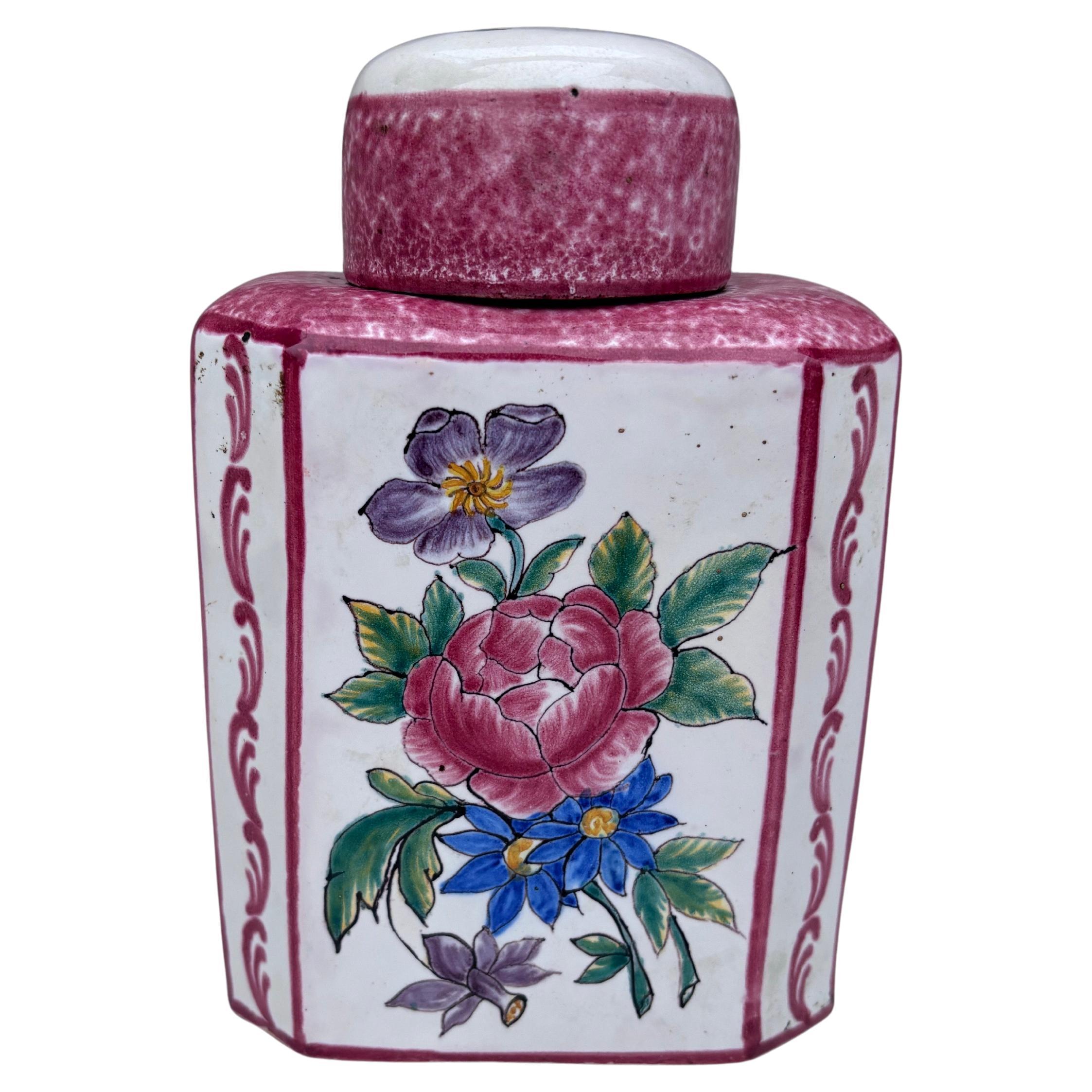 Fioriera di faience francese firmata Emile Tessier Malicorne Circa 1930.
Pittura di tulipani e rose
Altezza / 6,8 pollici.
 