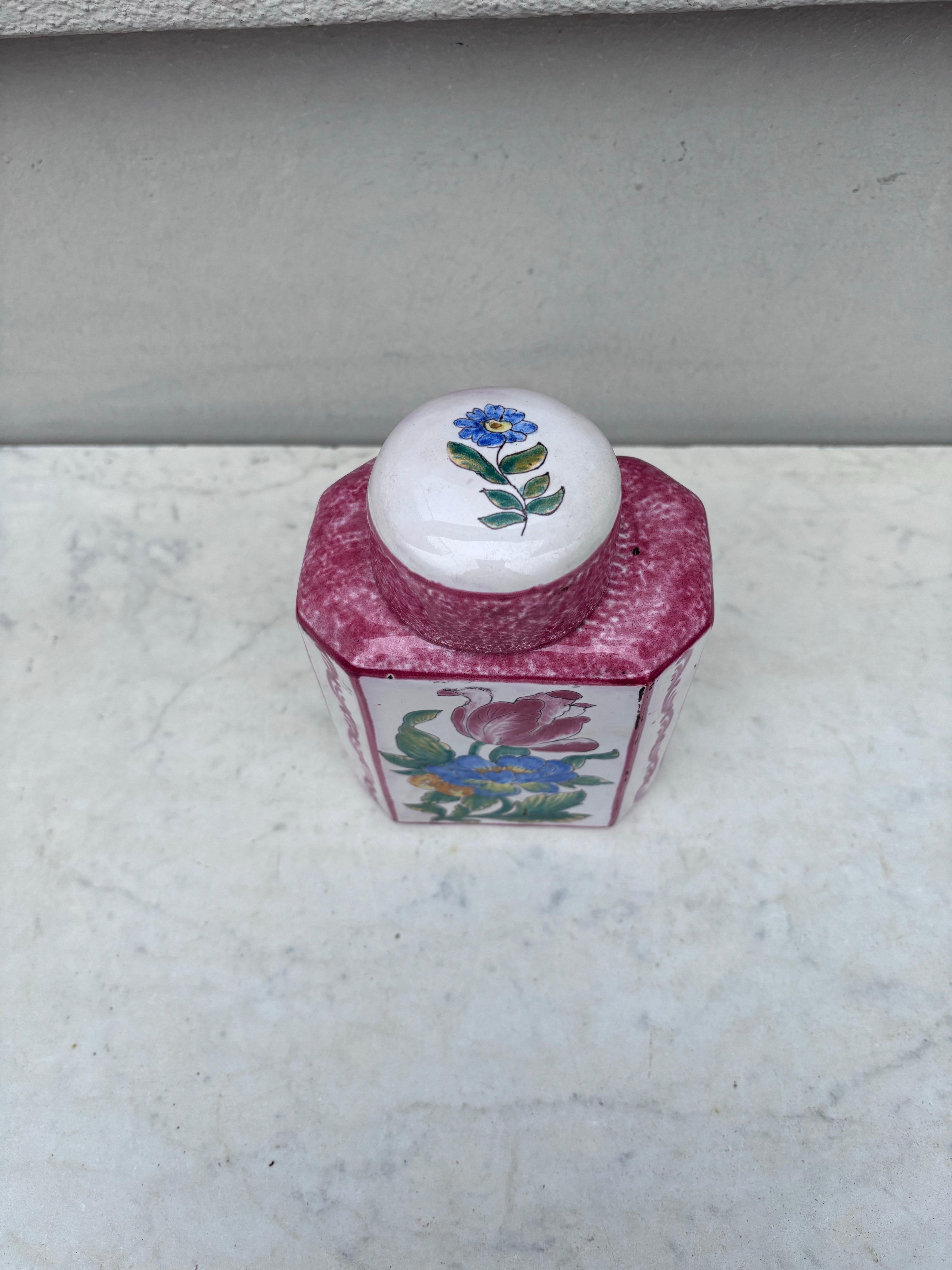 Stile provenzale Barattolo da tè in maiolica francese Fiori Emile Tessier Malicorne Circa 1930 in vendita