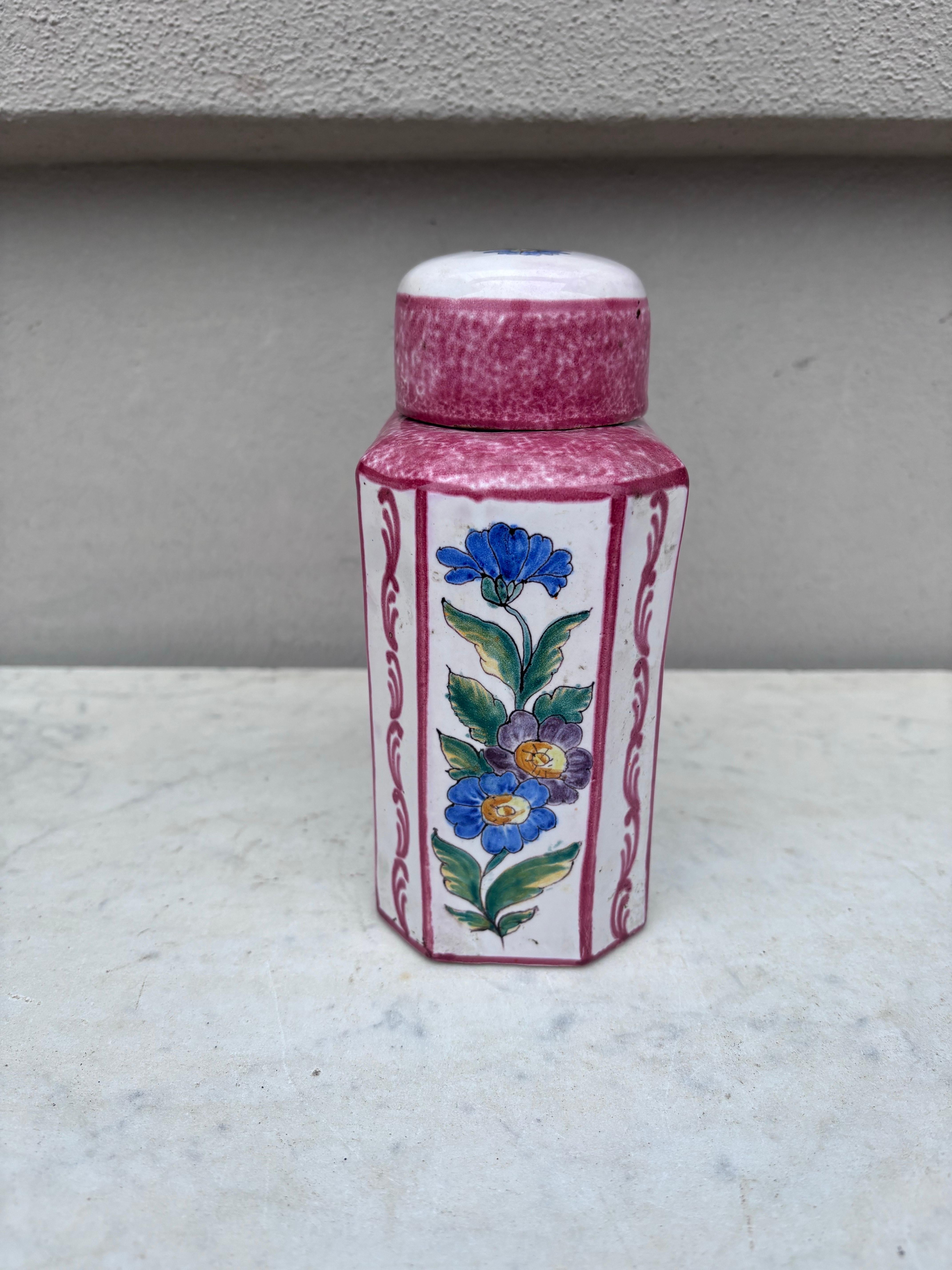 Francese Barattolo da tè in maiolica francese Fiori Emile Tessier Malicorne Circa 1930 in vendita