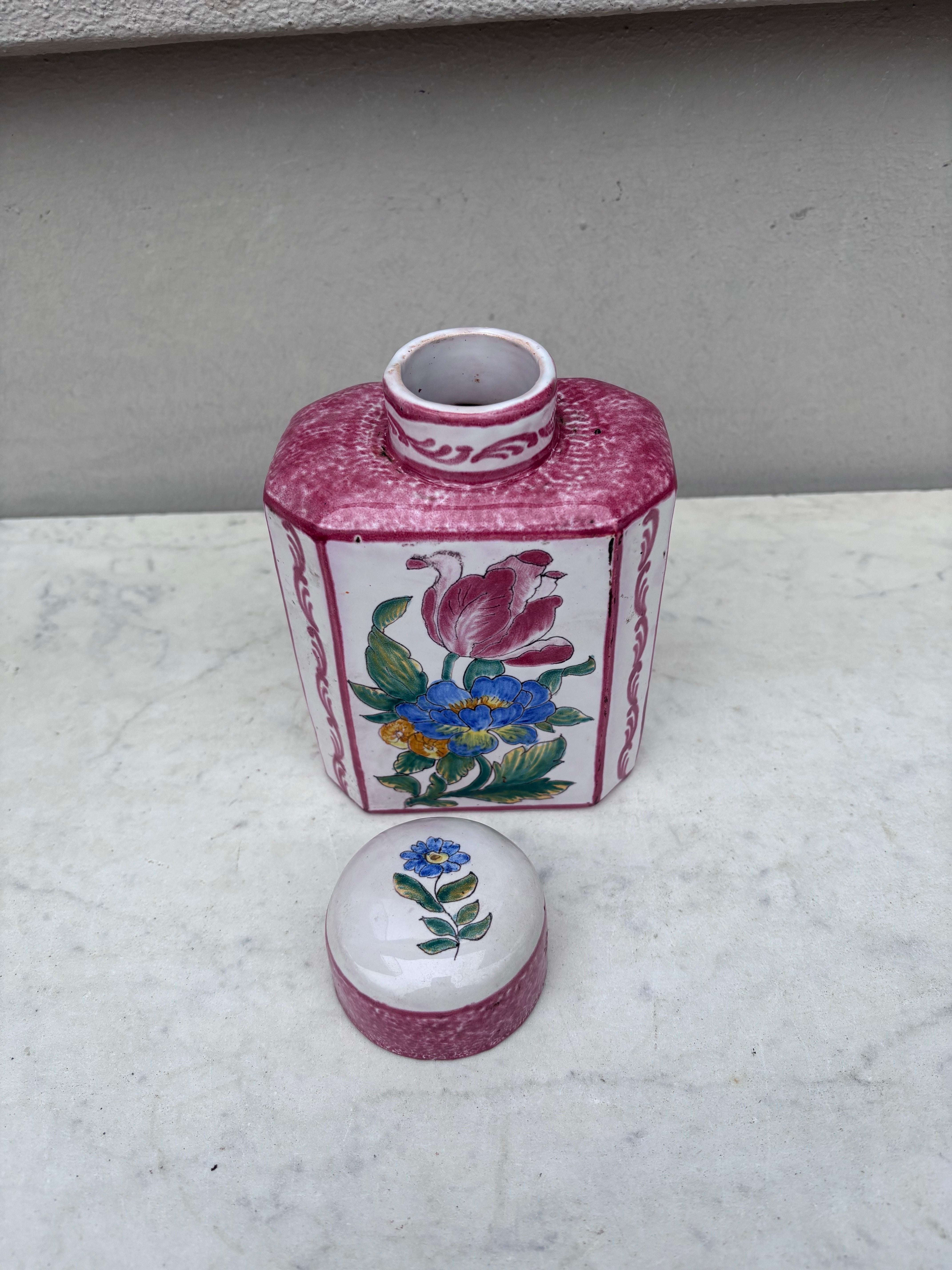 Barattolo da tè in maiolica francese Fiori Emile Tessier Malicorne Circa 1930 In condizioni buone in vendita a Austin, TX