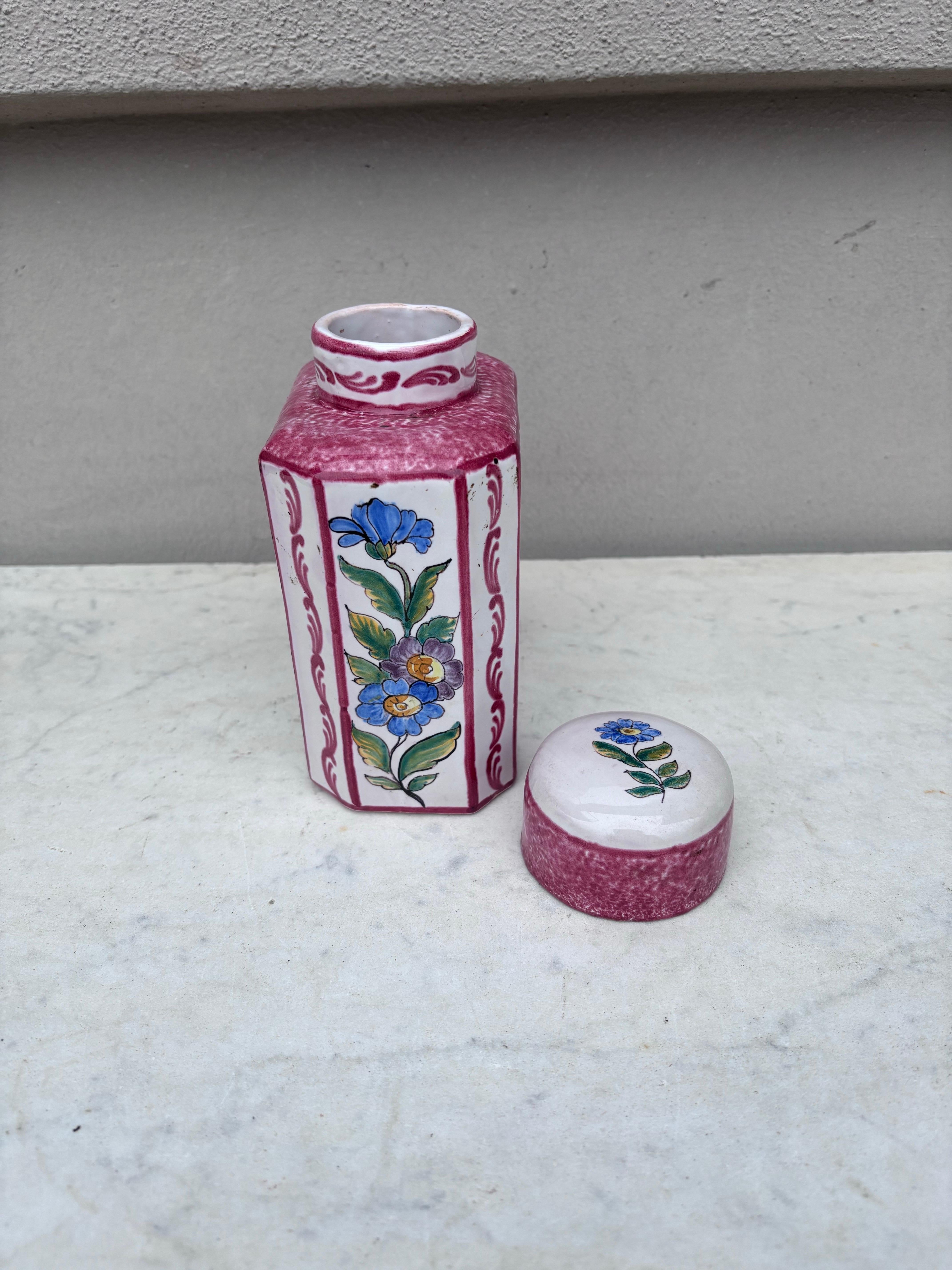 Metà XX secolo Barattolo da tè in maiolica francese Fiori Emile Tessier Malicorne Circa 1930 in vendita