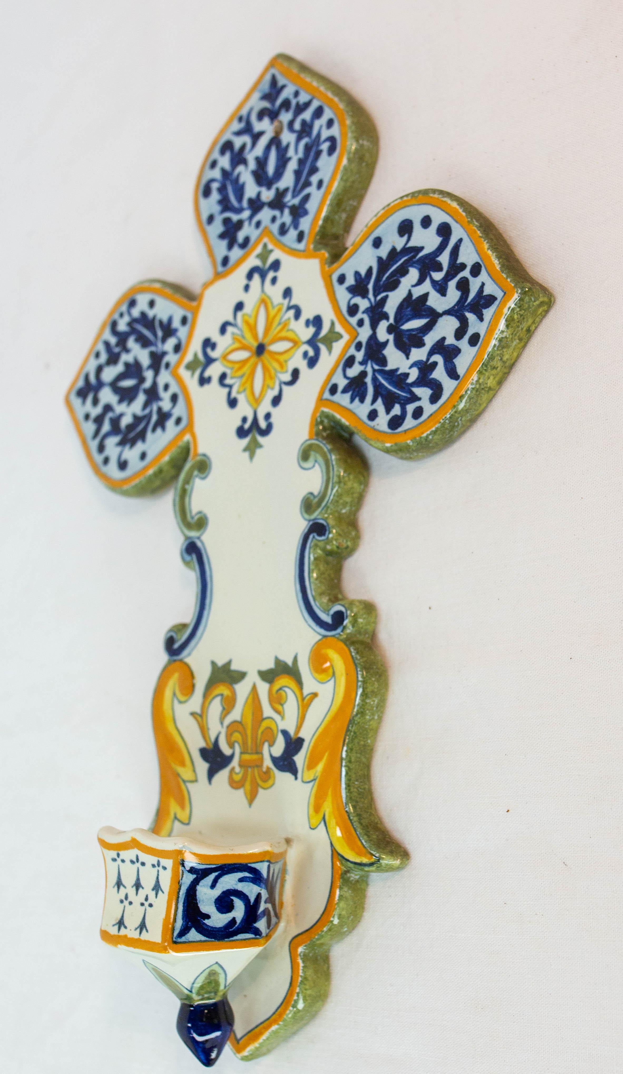 Mid-Century Modern Croix murale en faïence avec bénitier Henriot Quimper, 20e siècle en vente