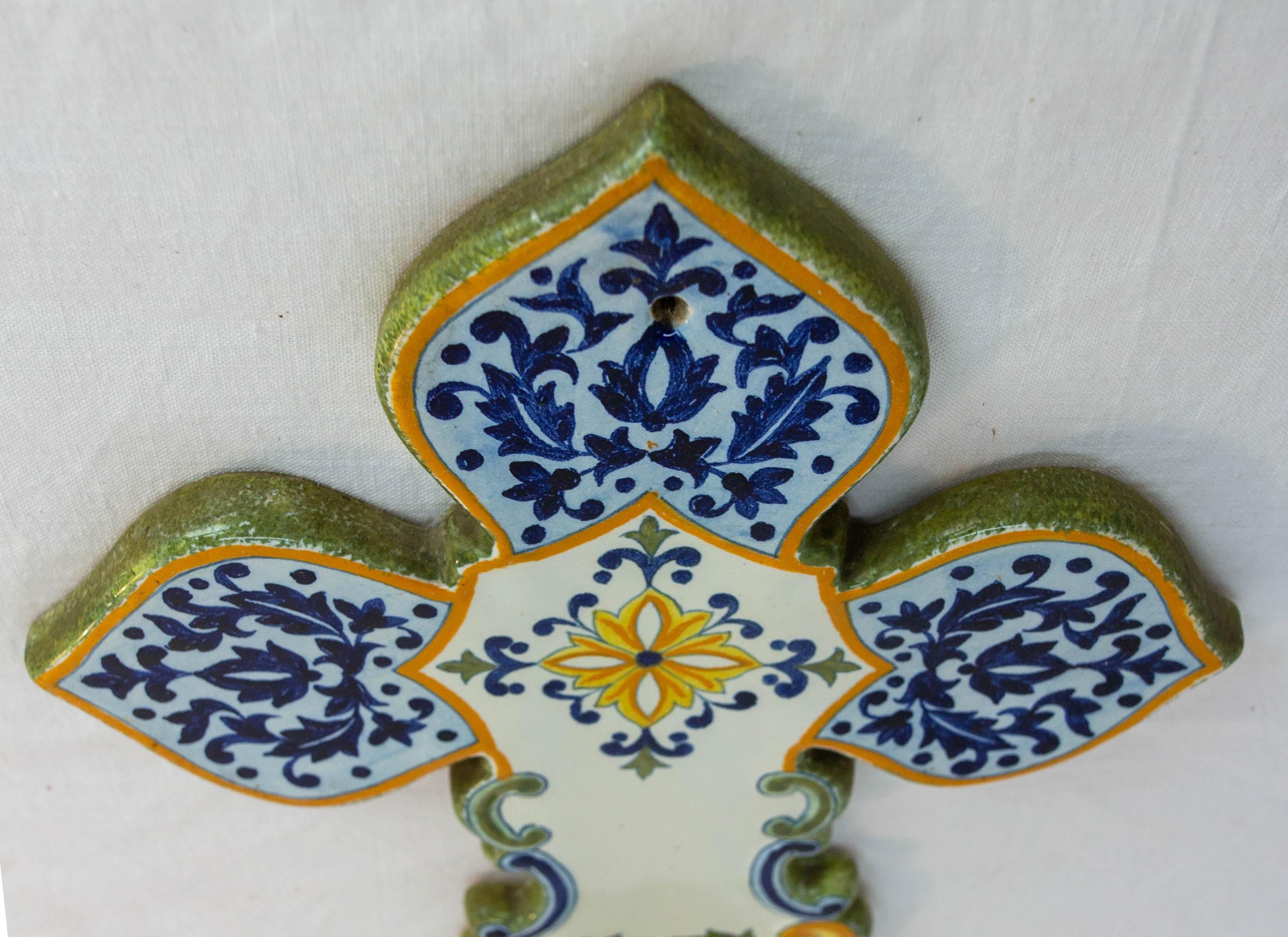 Croix murale en faïence avec bénitier Henriot Quimper, 20e siècle Bon état - En vente à Labrit, Landes