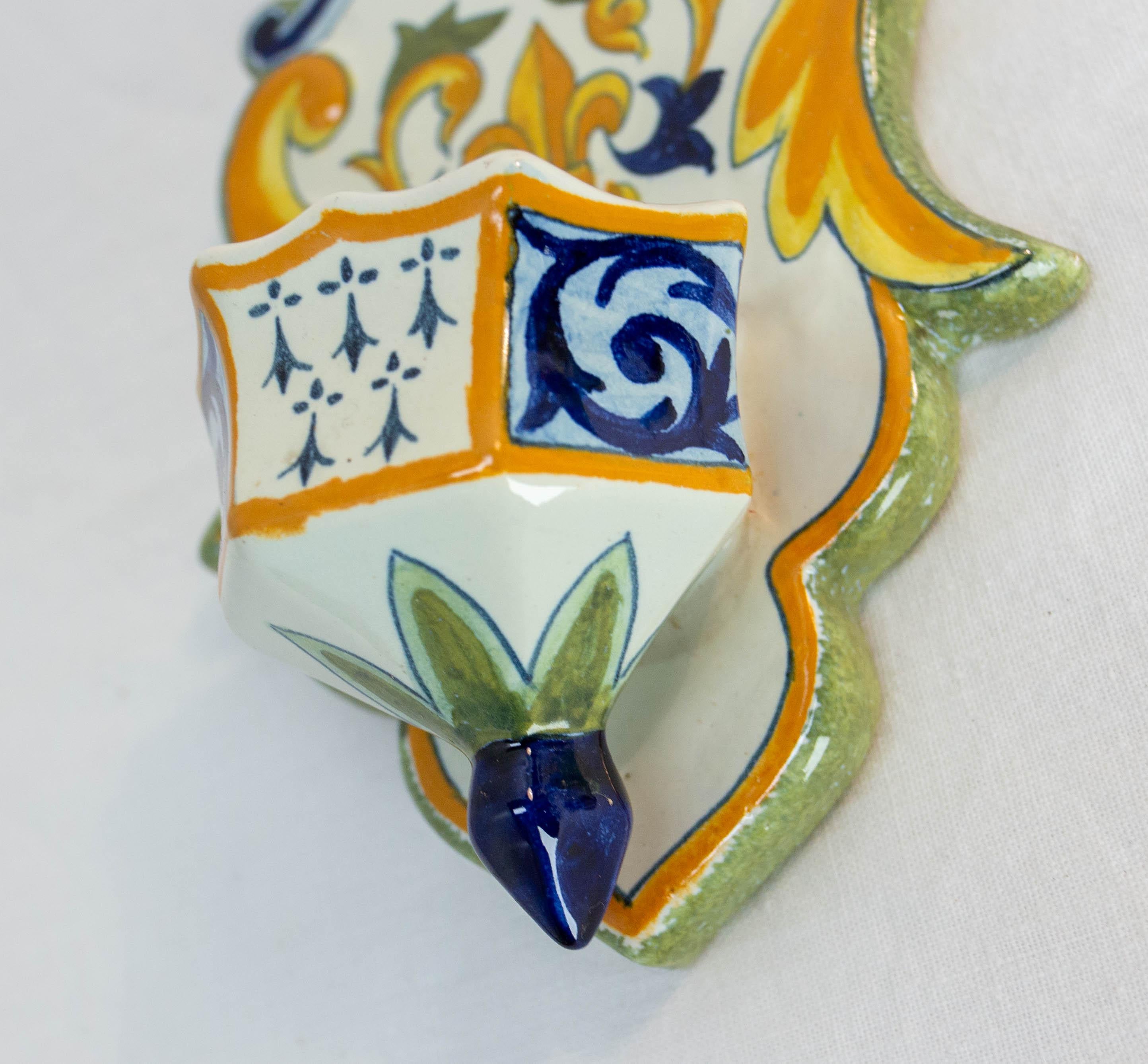 Milieu du XXe siècle Croix murale en faïence avec bénitier Henriot Quimper, 20e siècle en vente