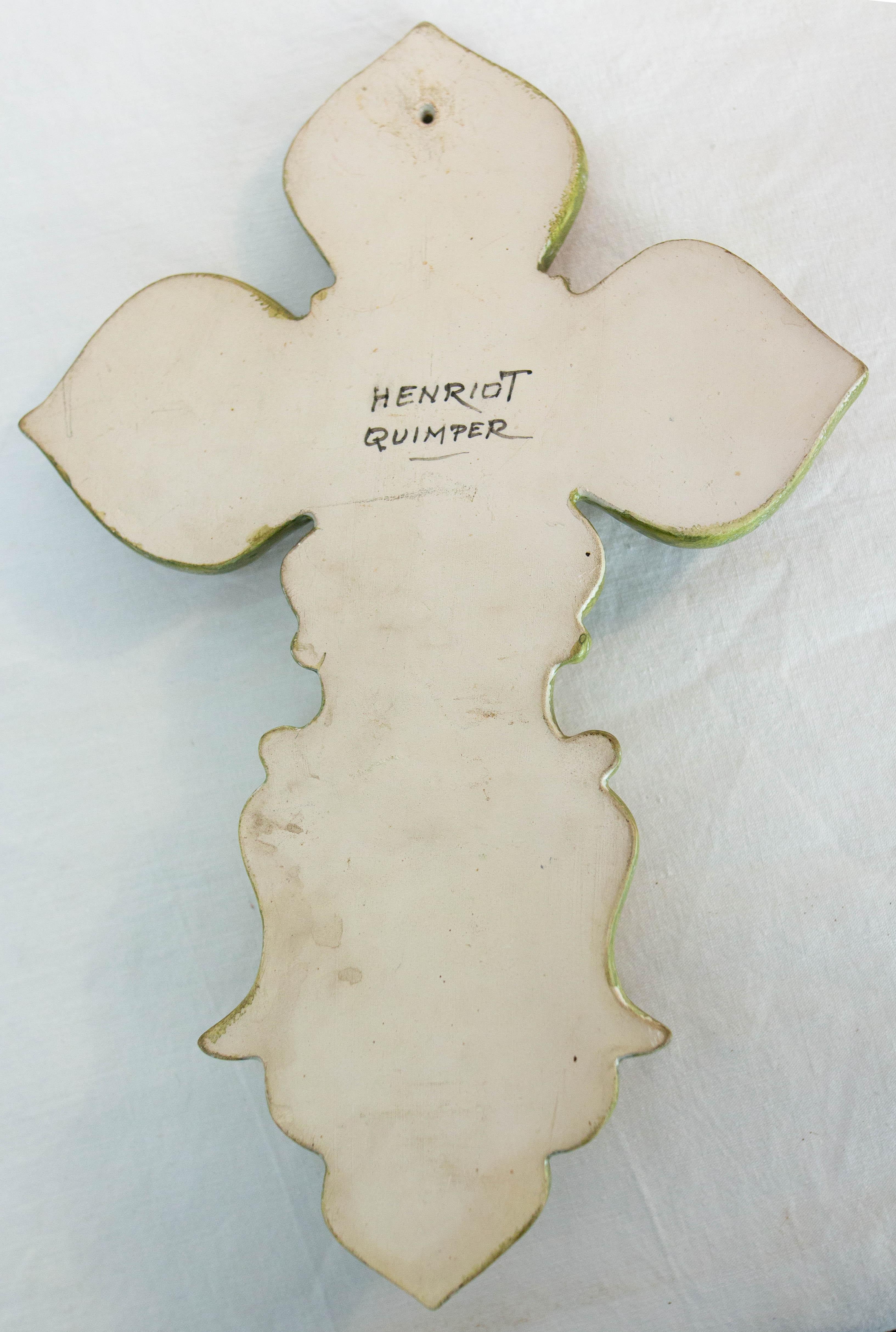 Croix murale en faïence avec bénitier Henriot Quimper, 20e siècle en vente 1