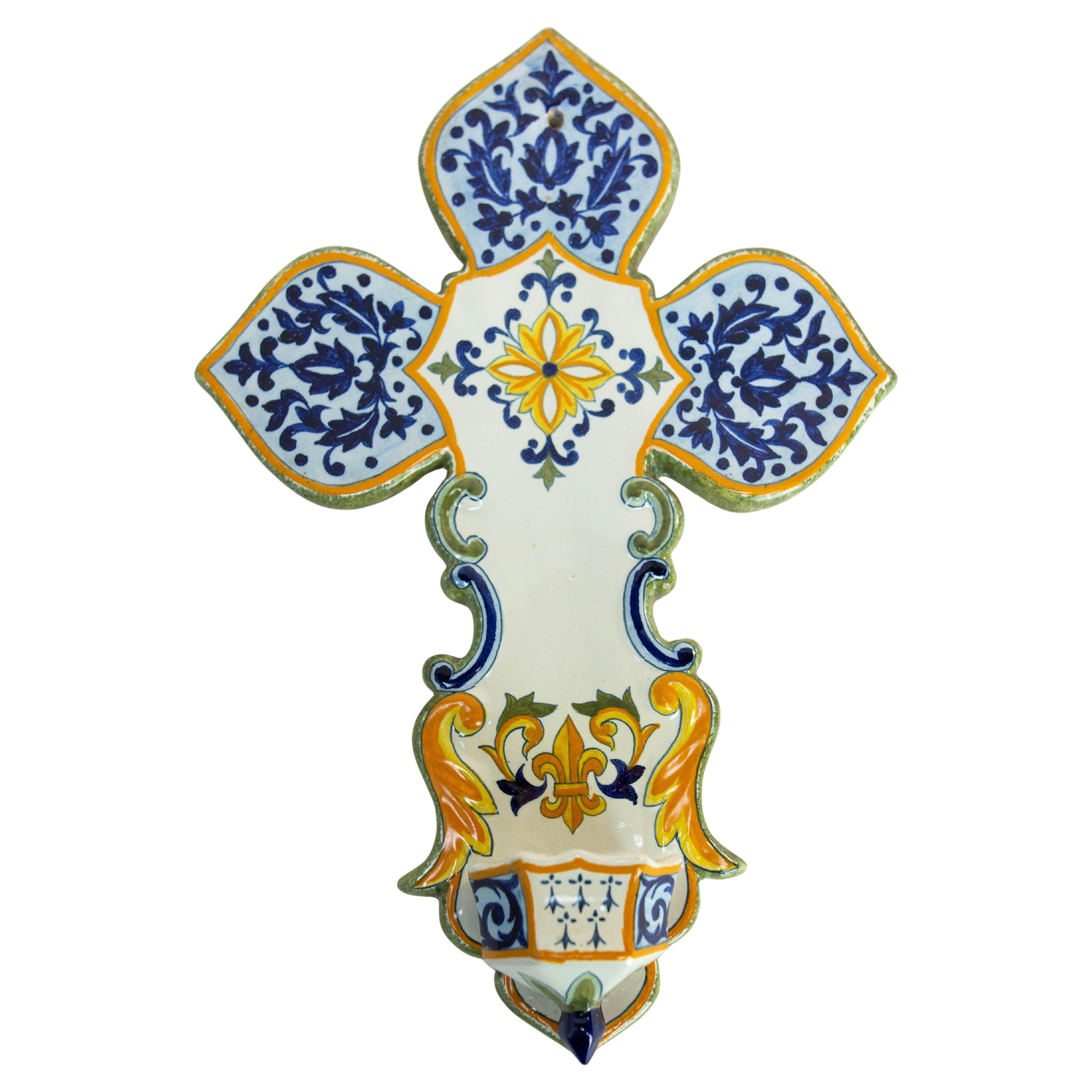 Croix murale en faïence avec bénitier Henriot Quimper, 20e siècle en vente