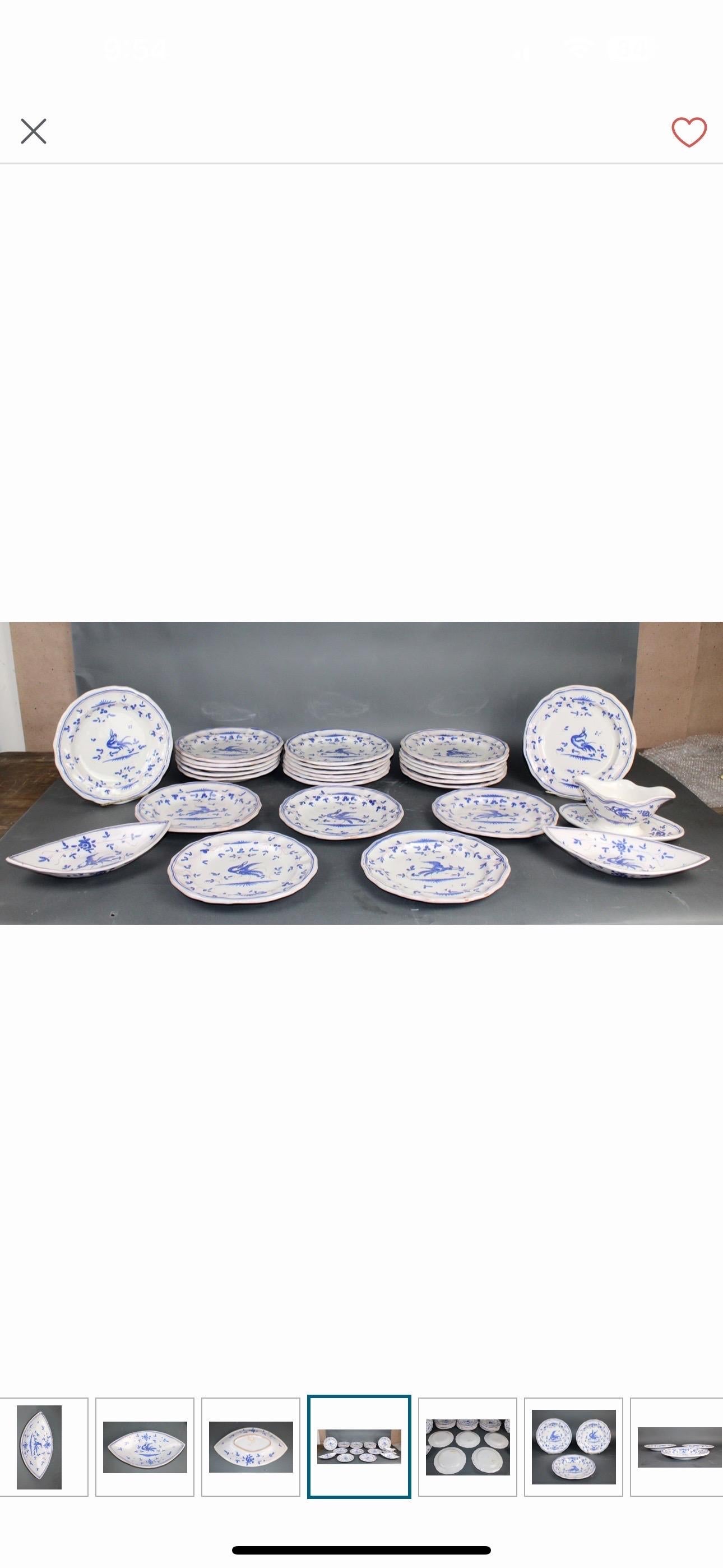 Ce magnifique service en faïence de Martre Tolosane célèbre l'artisanat français traditionnel. Ceux-ci sont peints à la main avec des nuances légères de bleu sur un fond blanc crème. Chaque pièce présente des motifs d'oiseaux et de guirlandes