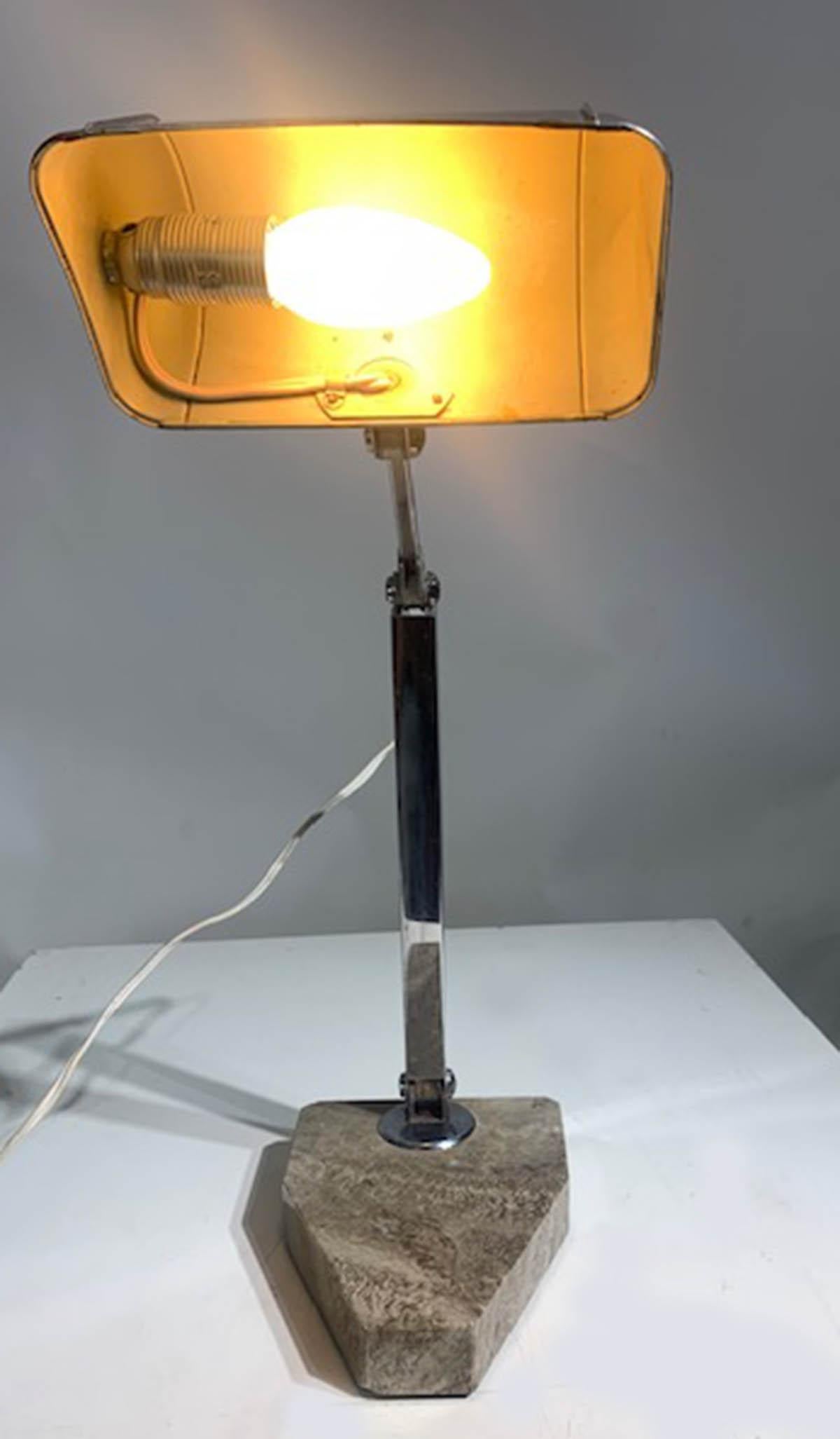 Vintage By aus den 1930er Jahren.
MATERIAL: Chrom, Marmorsockel.
Klassische französische Vintage-Schreibtischlampe 