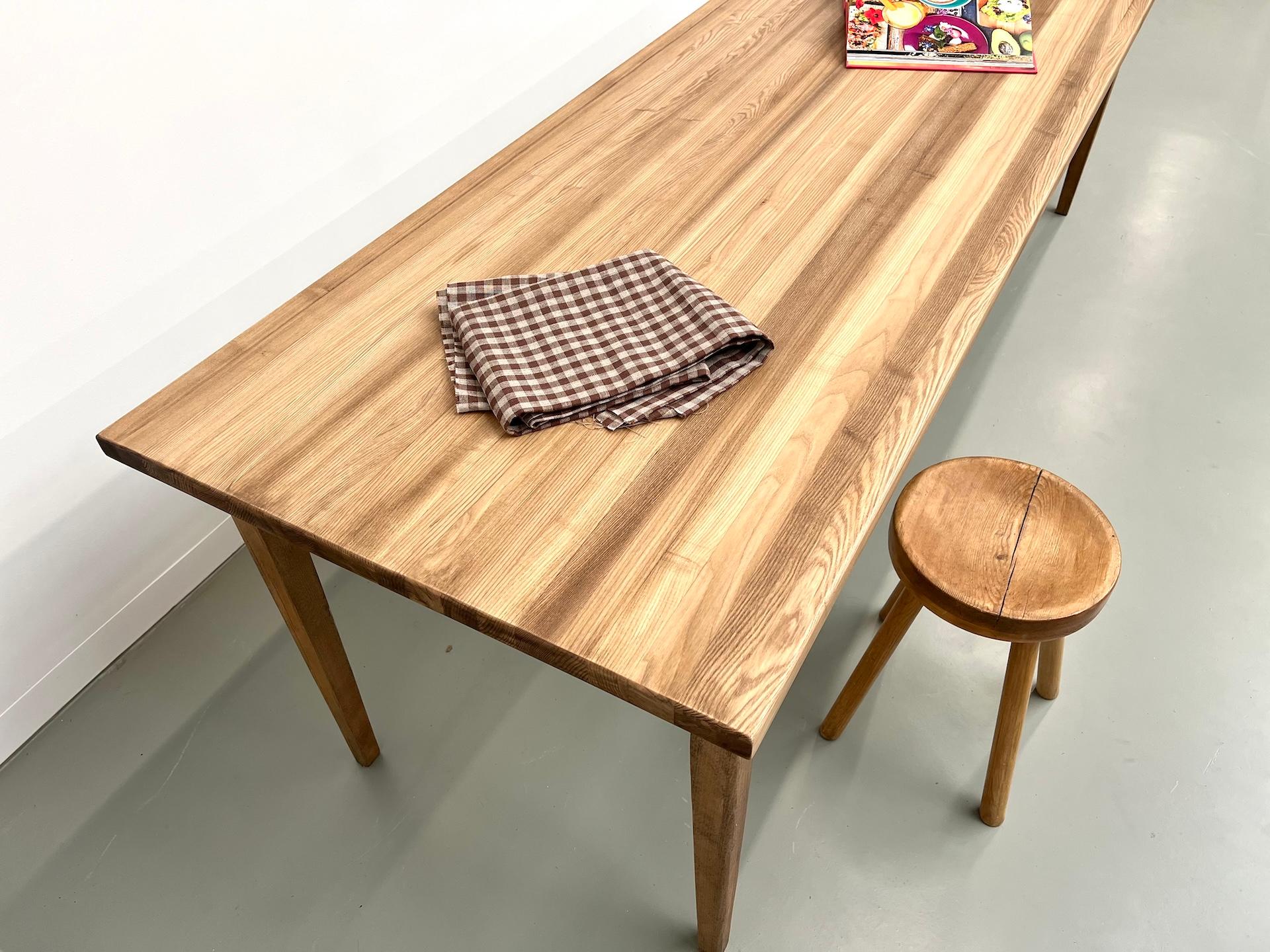 Französischer Bauerntisch aus Eschenholz mit Spindelbeinen, Buche und massiver Esche im Angebot 11