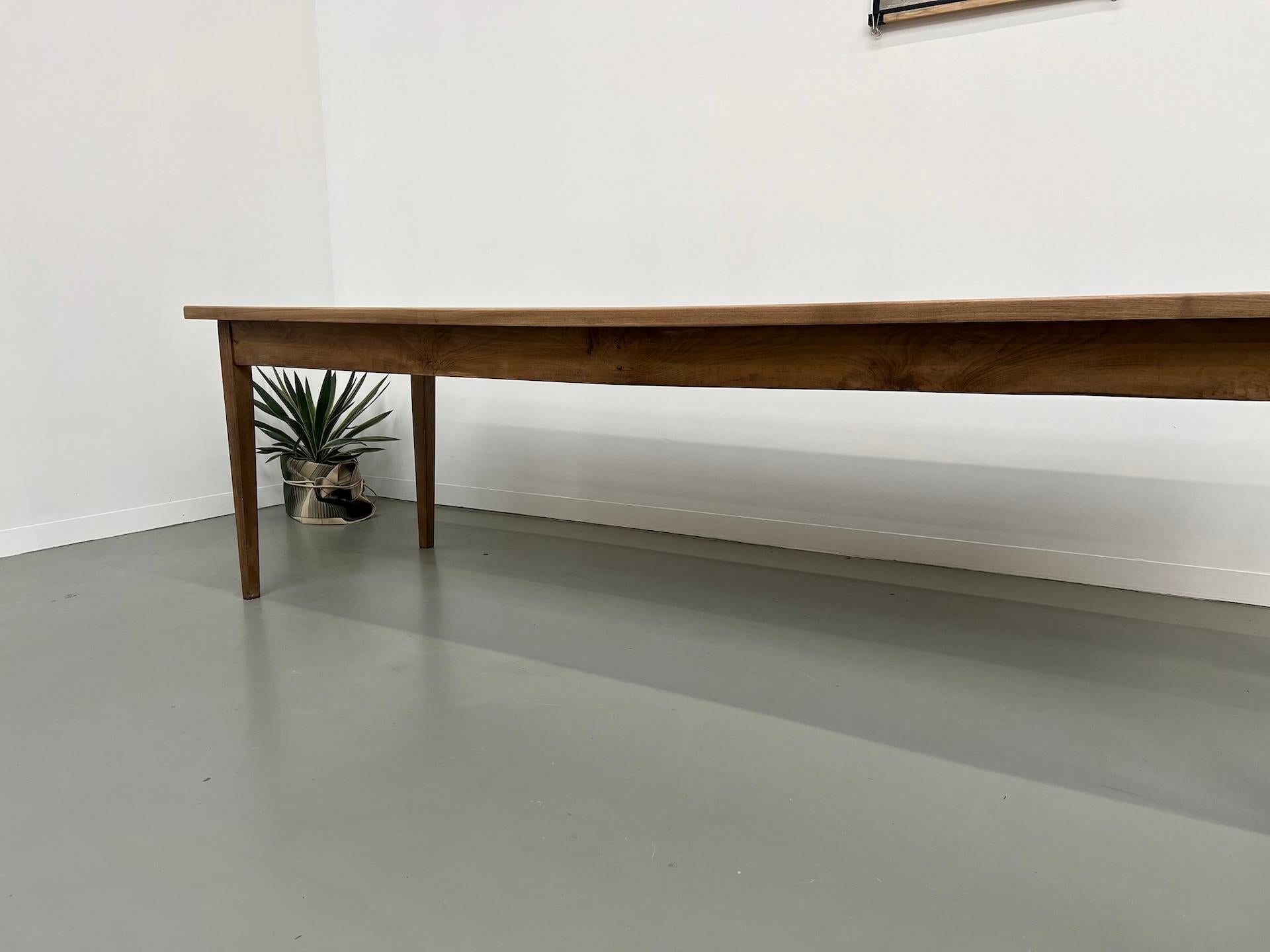 Französischer Bauerntisch aus Eschenholz mit Spindelbeinen, Buche und massiver Esche (Asche) im Angebot