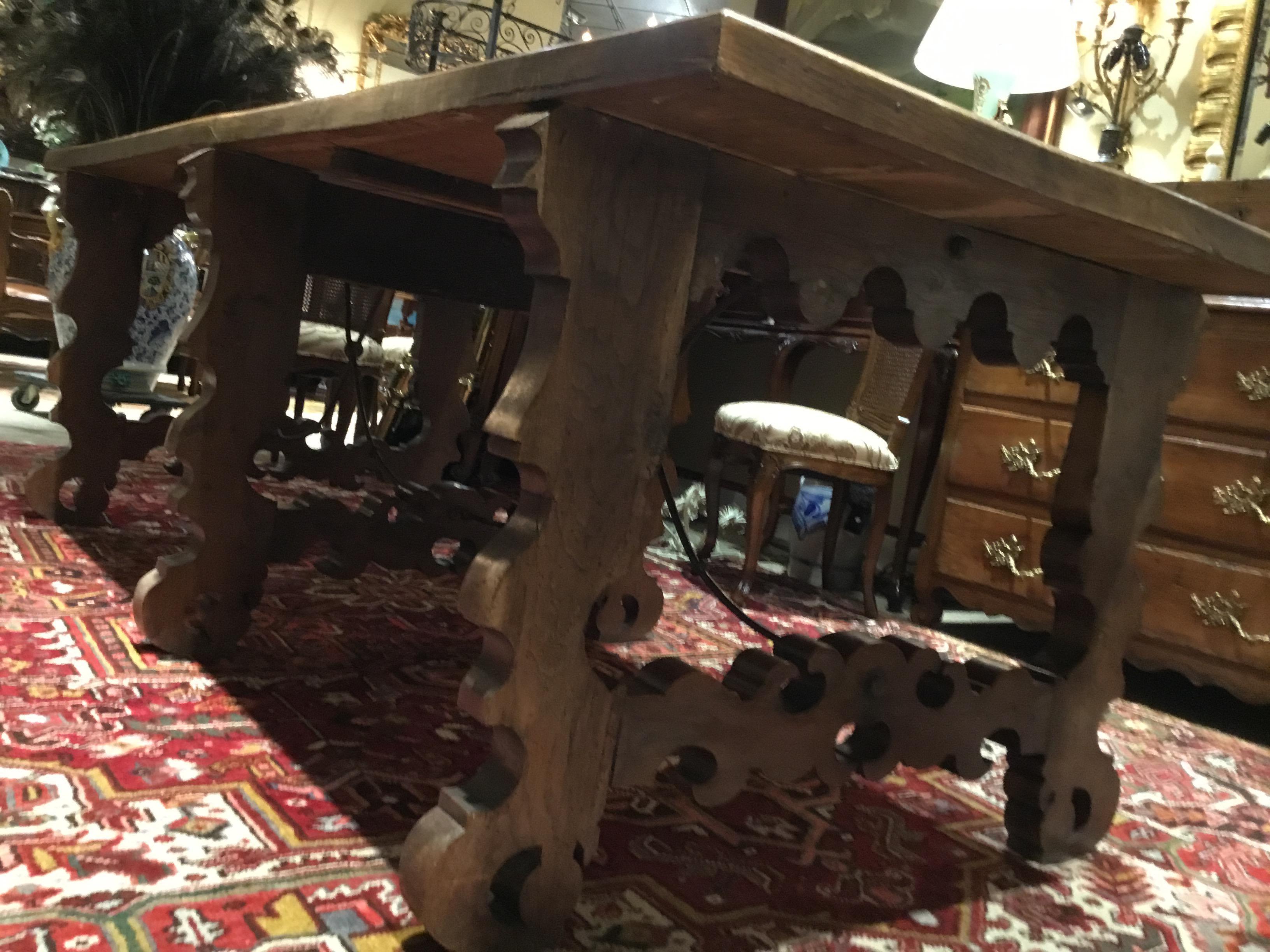 Table de ferme française du 19ème siècle avec bouts de bœuf en arc et brancards en fer en vente 3