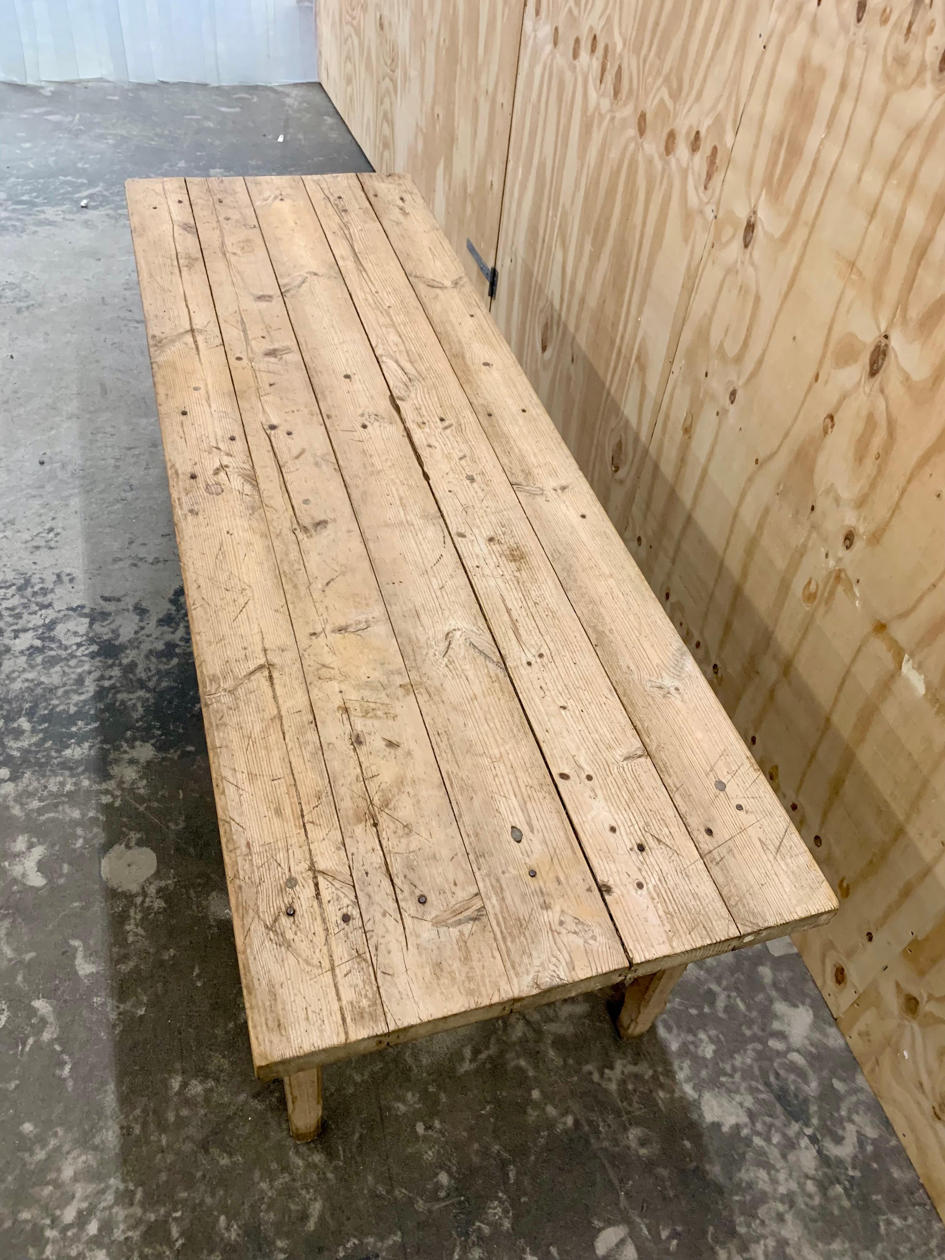 Charmante table de ferme en bois de pin avec la plus authentique et la plus belle patine. La table comporte deux tiroirs.