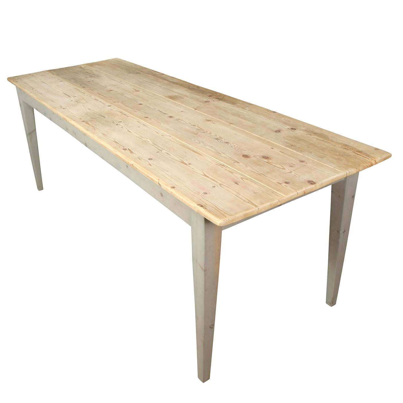 Esta Mesa de Granja Francesa combina el encanto rústico con la elegancia moderna, convirtiéndola en un impresionante centro de mesa para cualquier comedor. Fabricada con madera recuperada, la mesa presenta un bonito tablero blanqueado que resalta