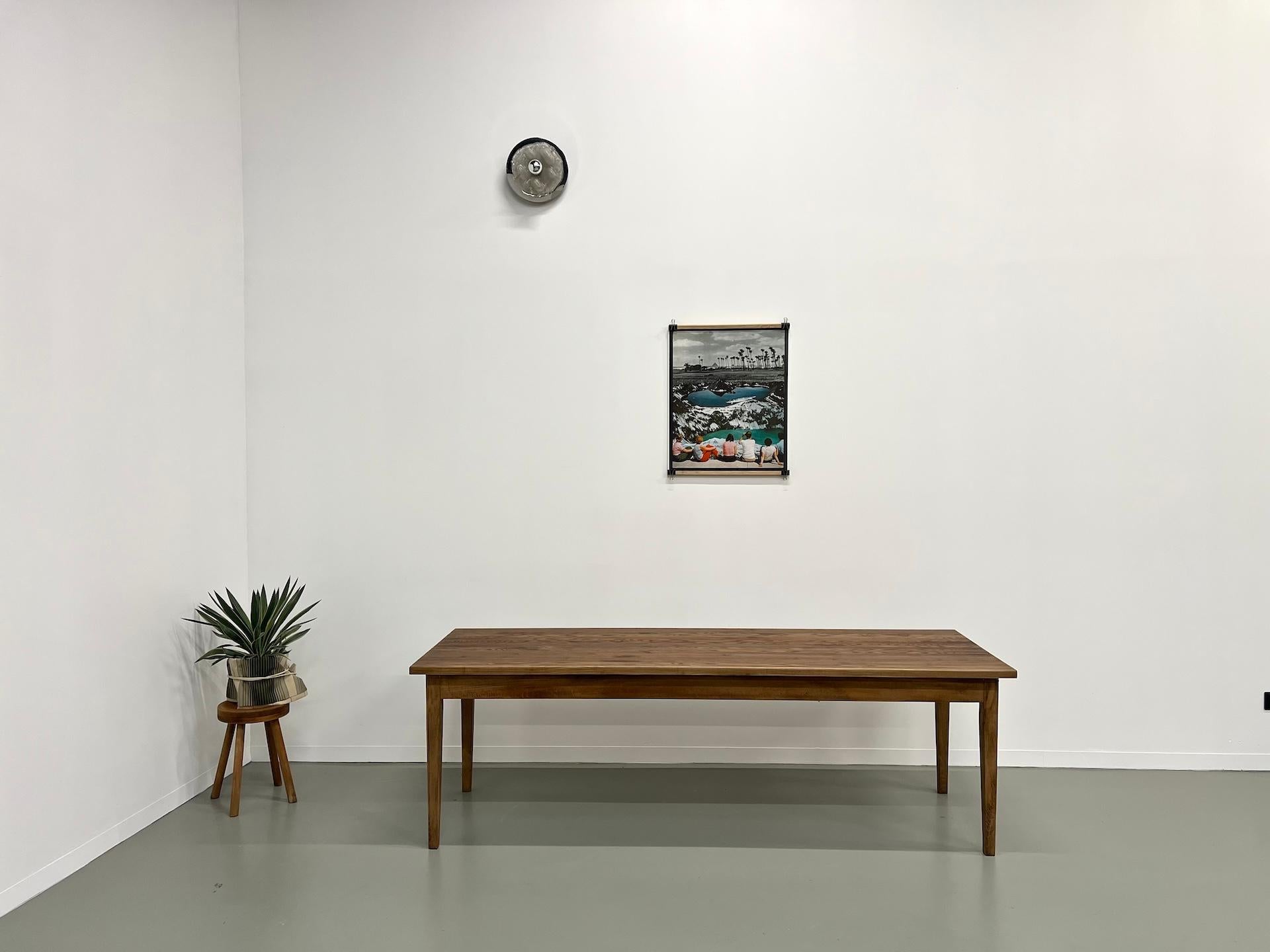 For this table offered by Maison Lecan, our cabinetmaker made a solid ash top with new wood, which joined a solid beech base from the 60s. Screwed assembly on all the crosspieces with the top. A table with a perfect top, without imperfections and