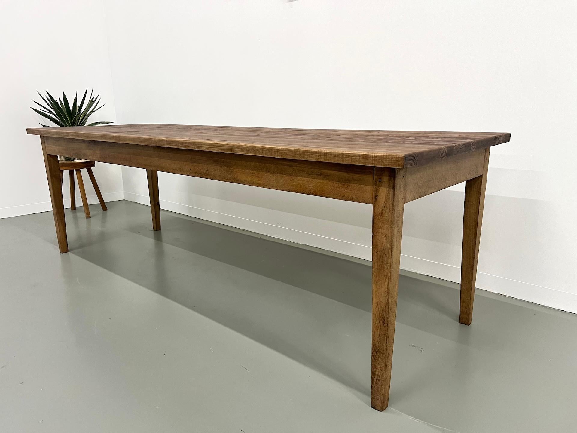 Mid-20th Century French farm table with spindle legs in solid beech and ash For Sale