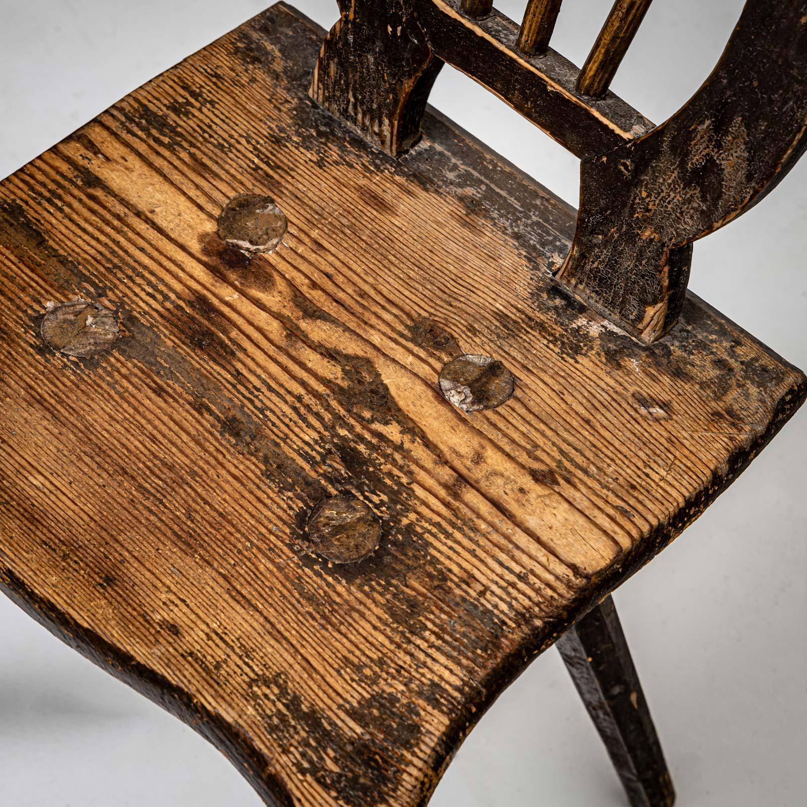 Cinq chaises de ferme françaises en bois d'épicéa en état d'origine intact.