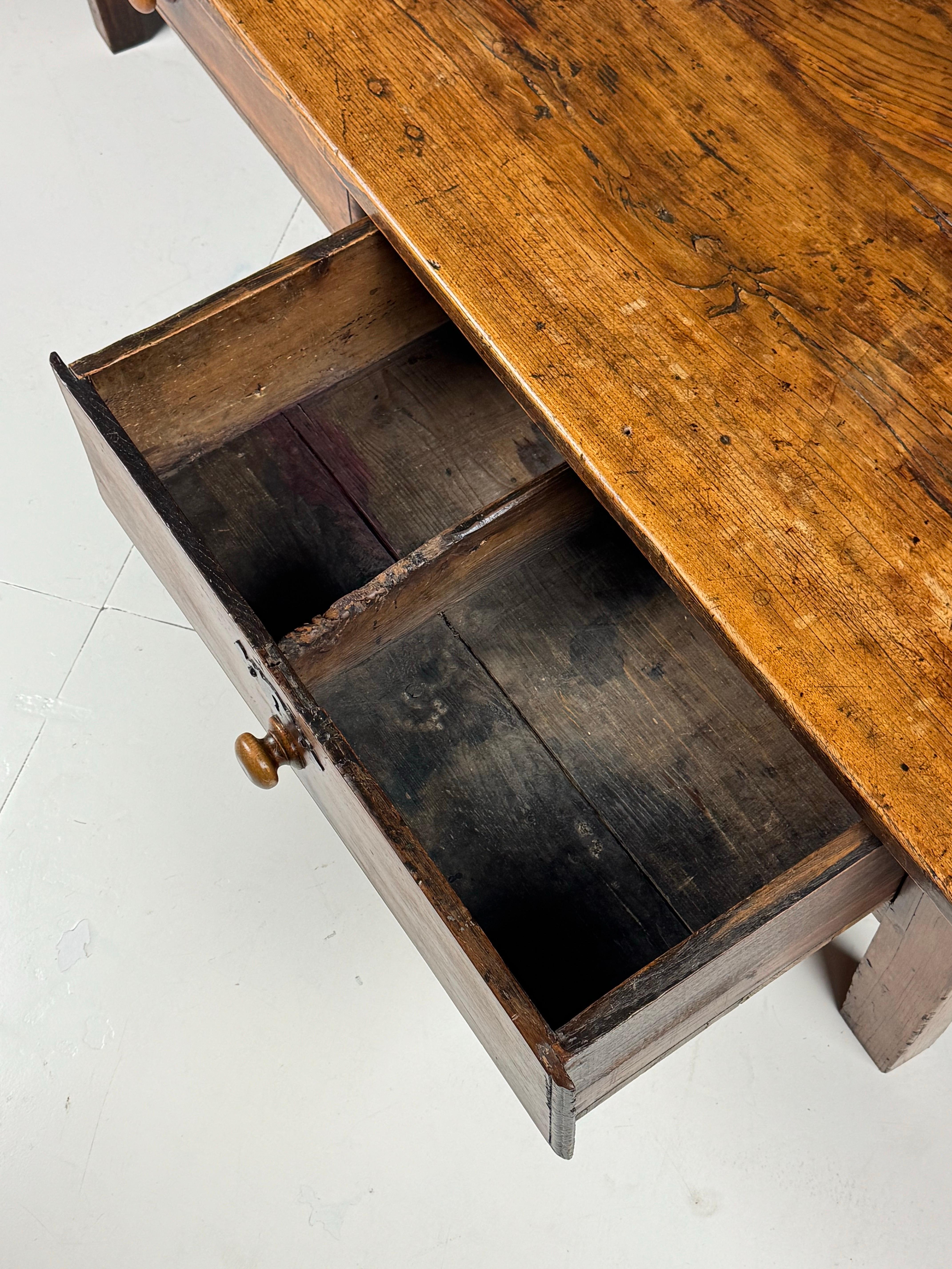 French Farmhouse coffee table ca. 1800 In Good Condition For Sale In MILL, NL