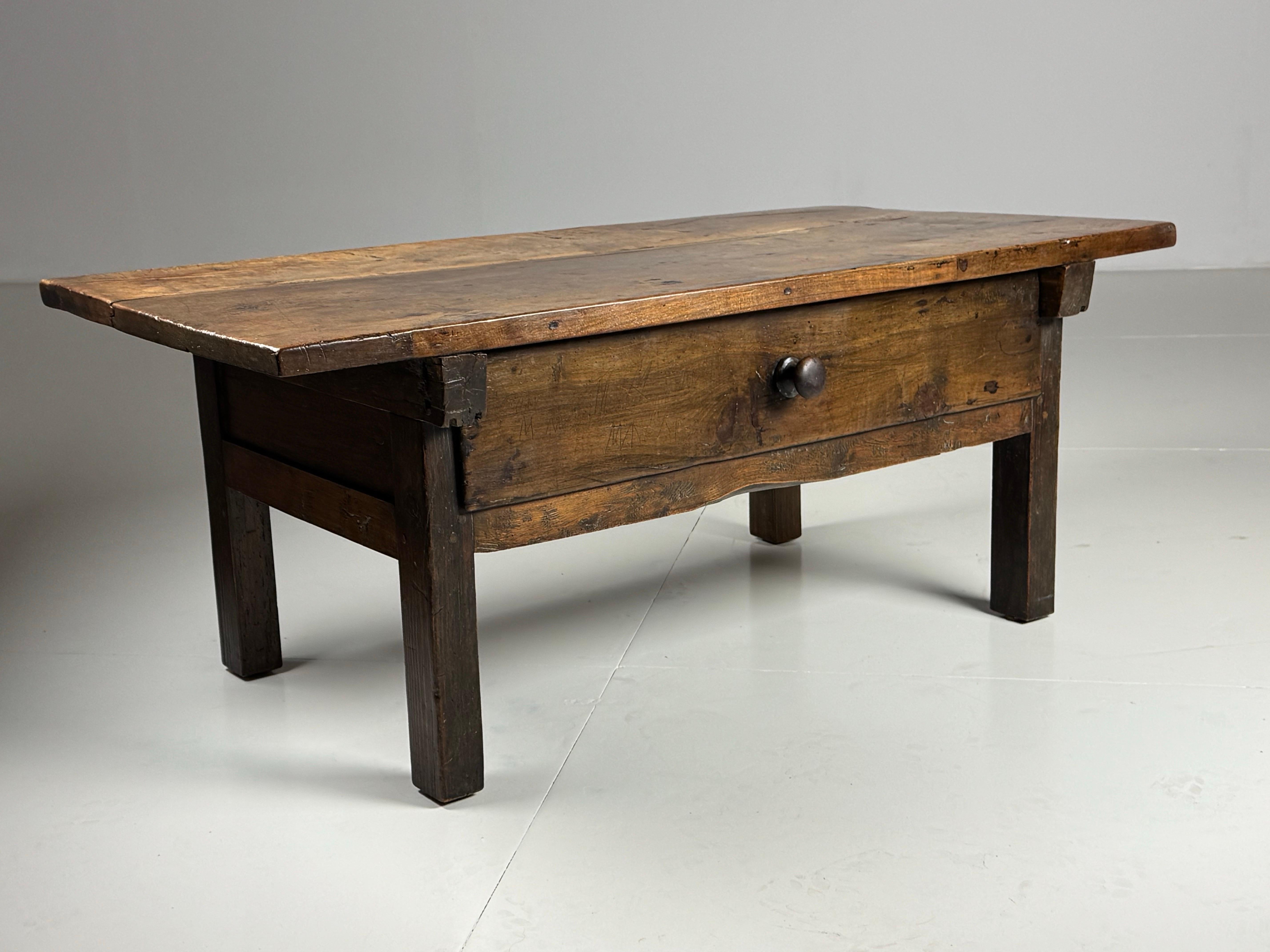 French Farmhouse coffee table For Sale 5