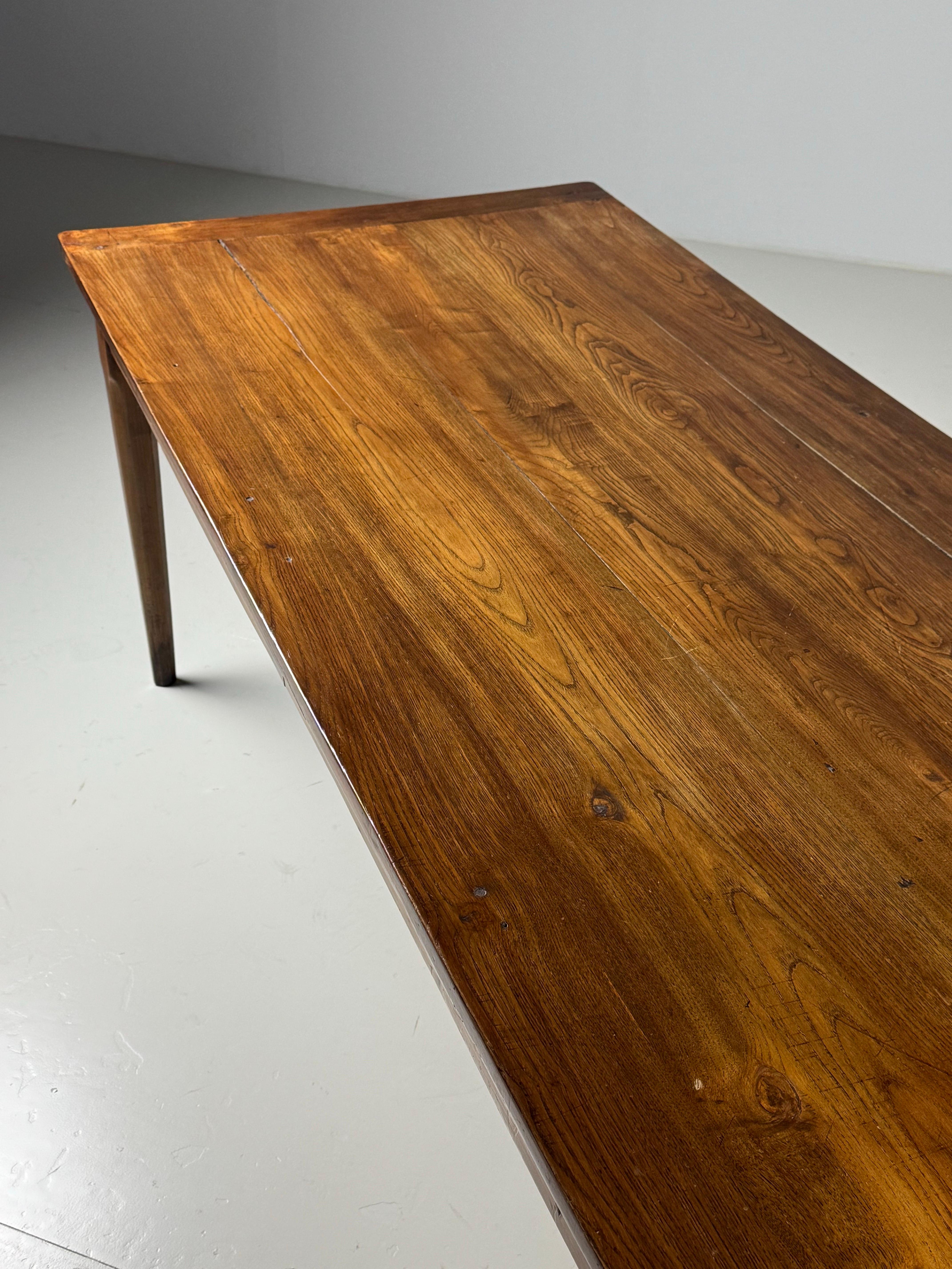 Mesa de comedor de granja francesa / mesa de monasterio.
De madera dura maciza, siglo XIX.
Bonitas patas cónicas. Un cajón en el extremo y una hoja extensible.

En buen estado. Sólido y resistente. Bonito color y pátina.

Dimensiones: 247L x 90W x