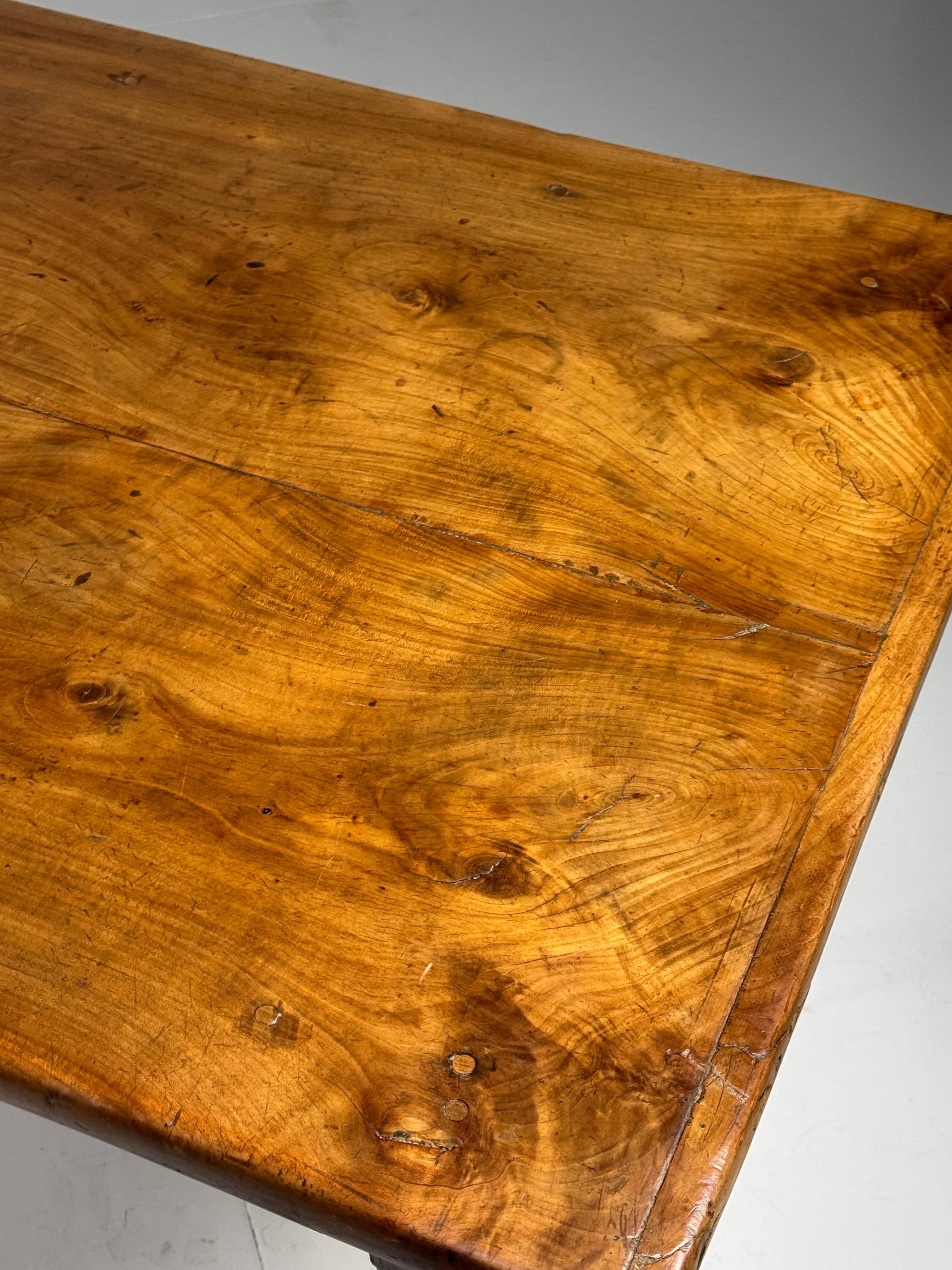 Très belle table de salle à manger paysanne / table de monastère française. Fin du XVIIIe siècle / début du XIXe siècle. Belle couleur et patine. La structure est très solide. Dessus en miroir. Style campagnard / maison de campagne.

Dimensions :