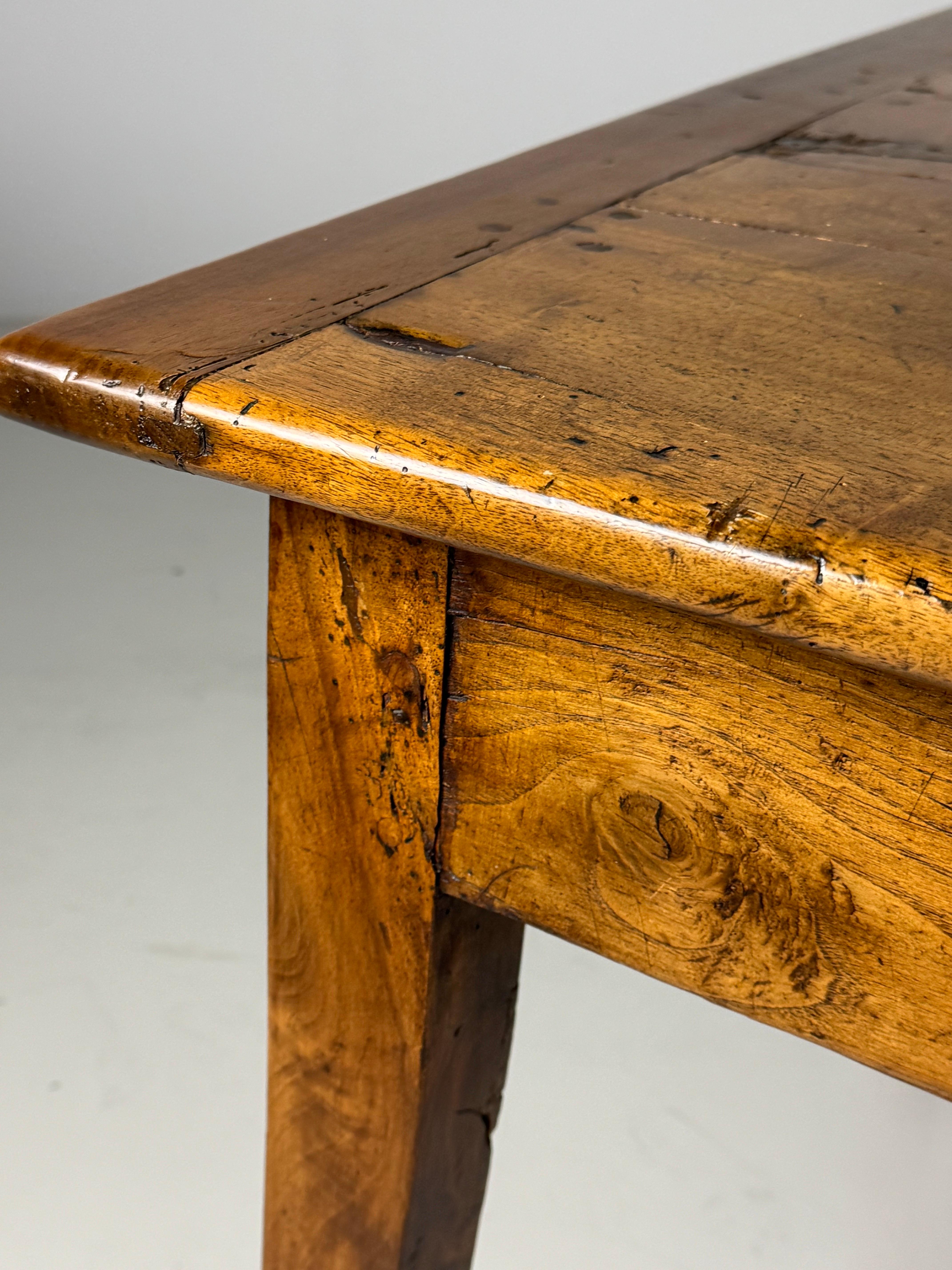 Bellissimo tavolo da pranzo originale della casa colonica. Nasce in Francia all'inizio del XIX secolo. Con cassetti alle estremità. Stile country.

Dimensioni: 251L x 91W x 78,5H
63bh