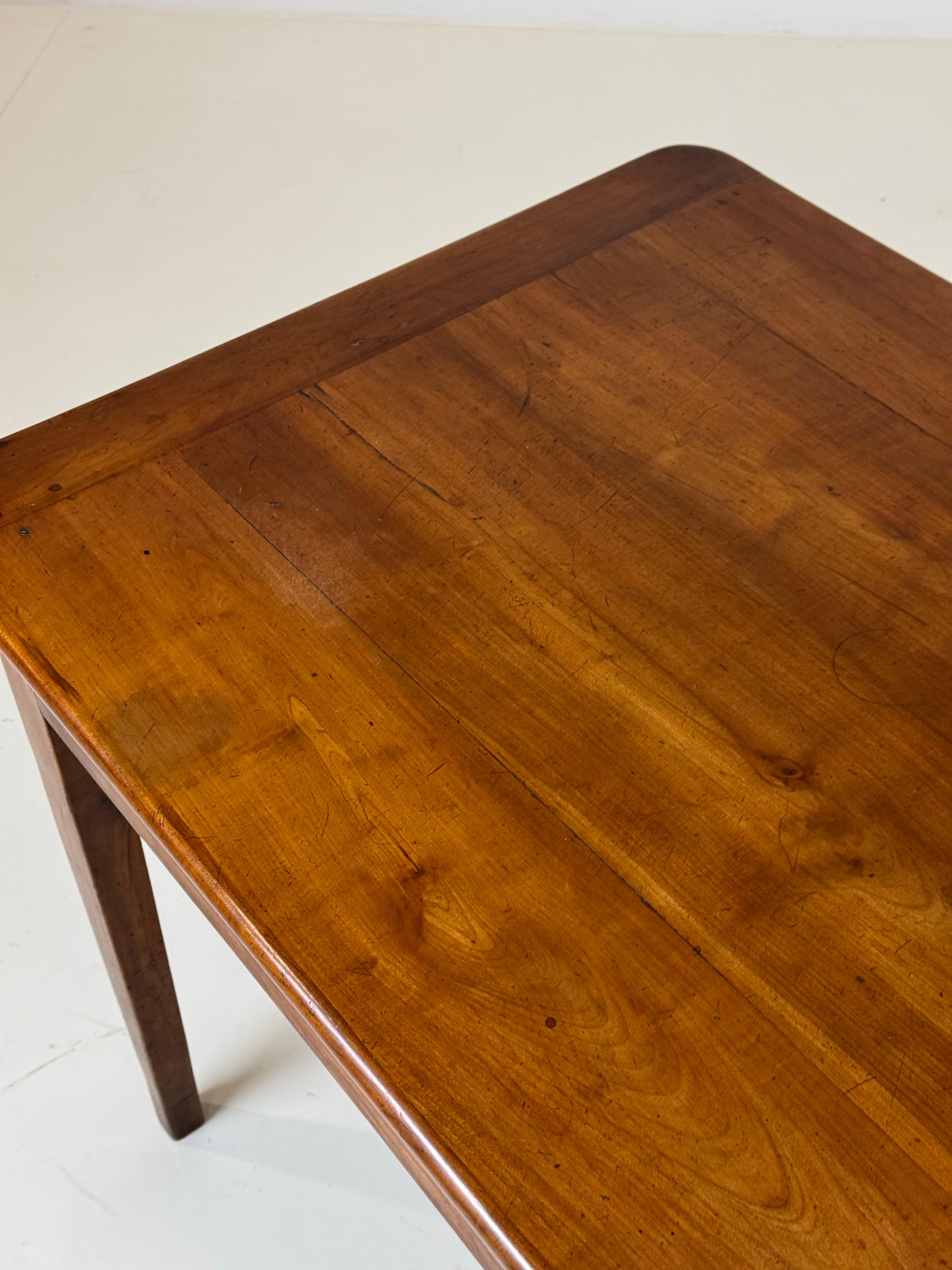 Gepflegter langer und schmaler französischer Bauern-Esstisch. 19. Jahrhundert. Mit 2 Schubladen an der Längsseite. Schöne Farbe!

Abmessungen: 301L x 71W x 76H
62BH