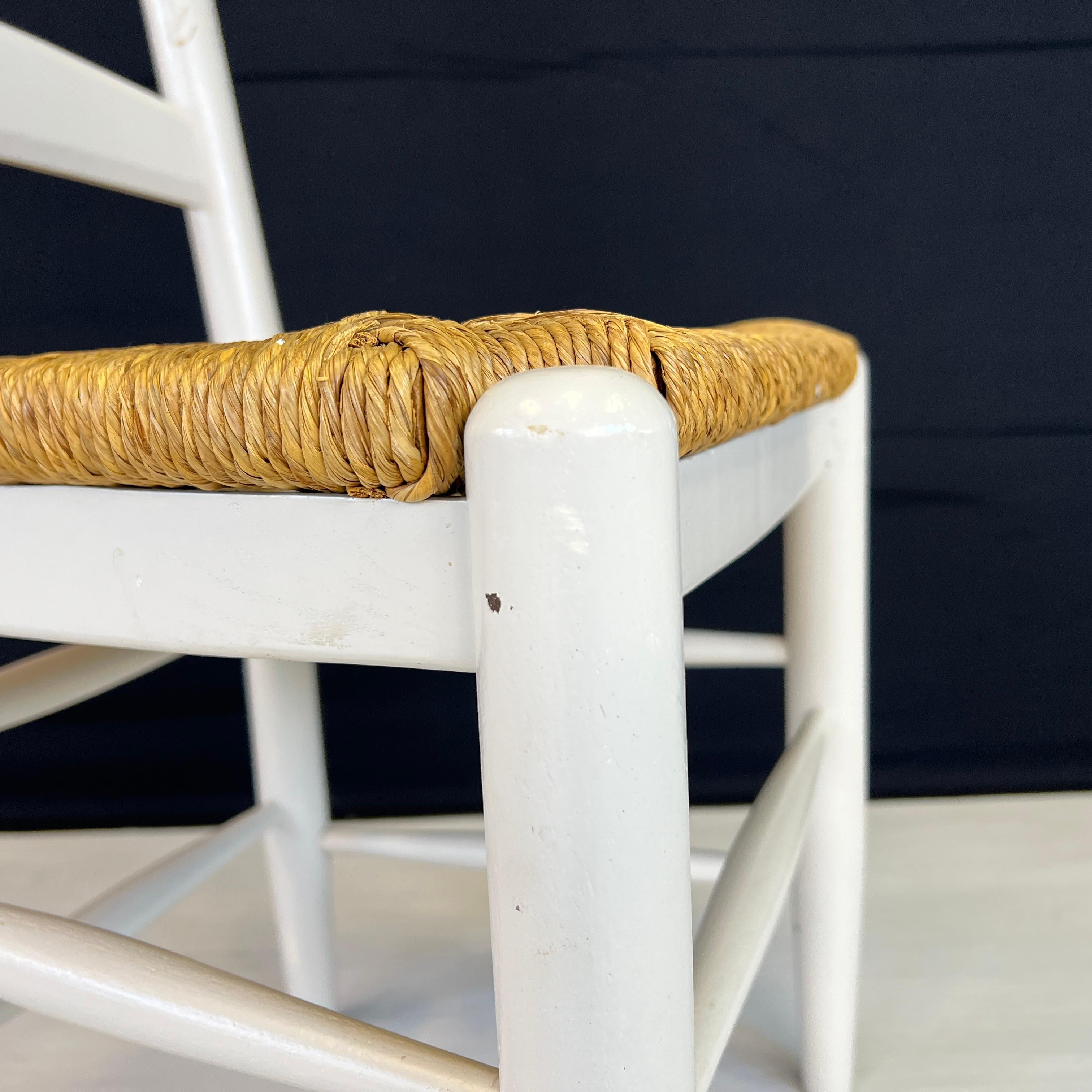 French Farmhouse Oak Ladder Back Dining Chairs With Rush Woven Seats - Set of 6 im Angebot 3