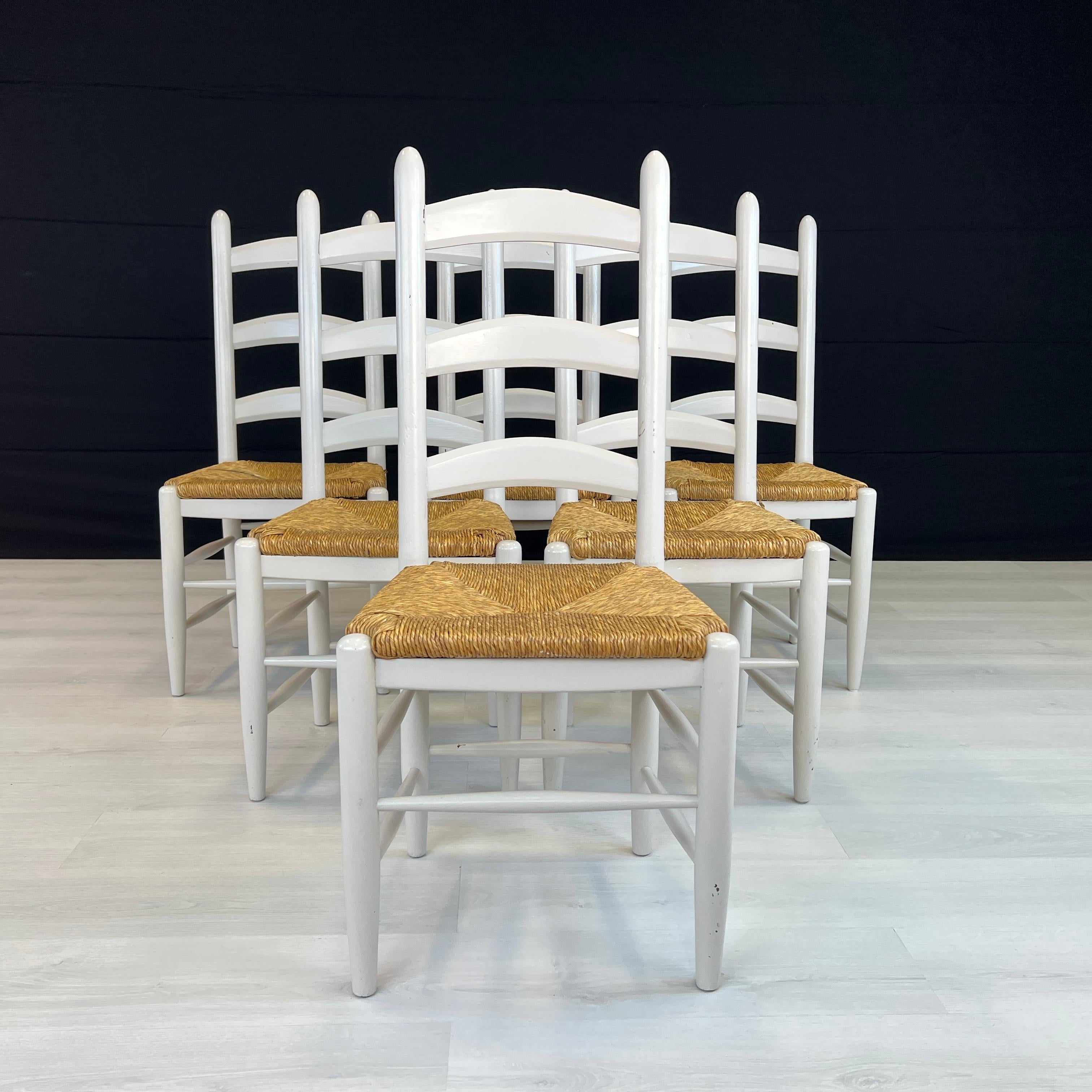 French Farmhouse Oak Ladder Back Dining Chairs With Rush Woven Seats - Set of 6 (Französisch) im Angebot