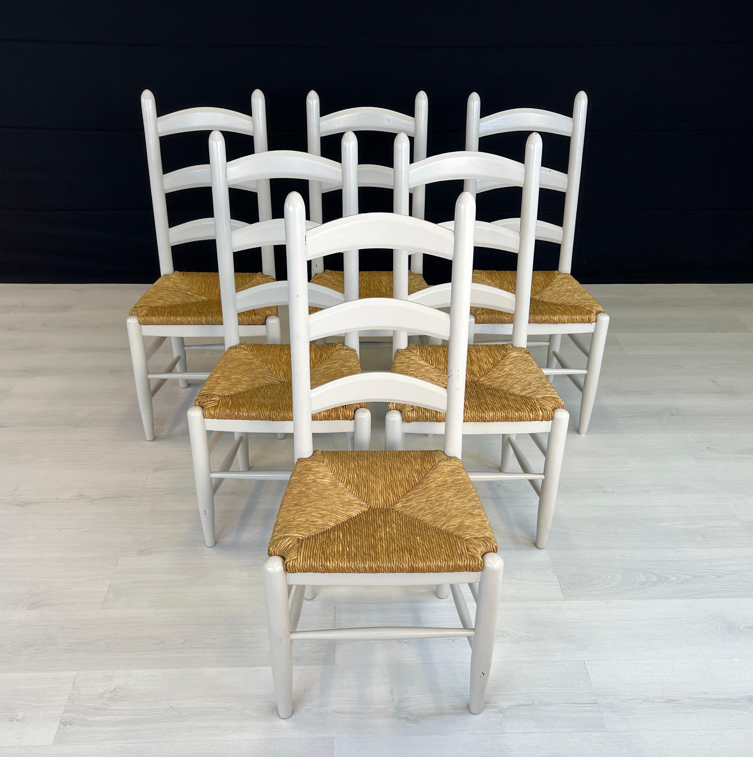French Farmhouse Oak Ladder Back Dining Chairs With Rush Woven Seats - Set of 6 im Zustand „Gut“ im Angebot in Bridgeport, CT