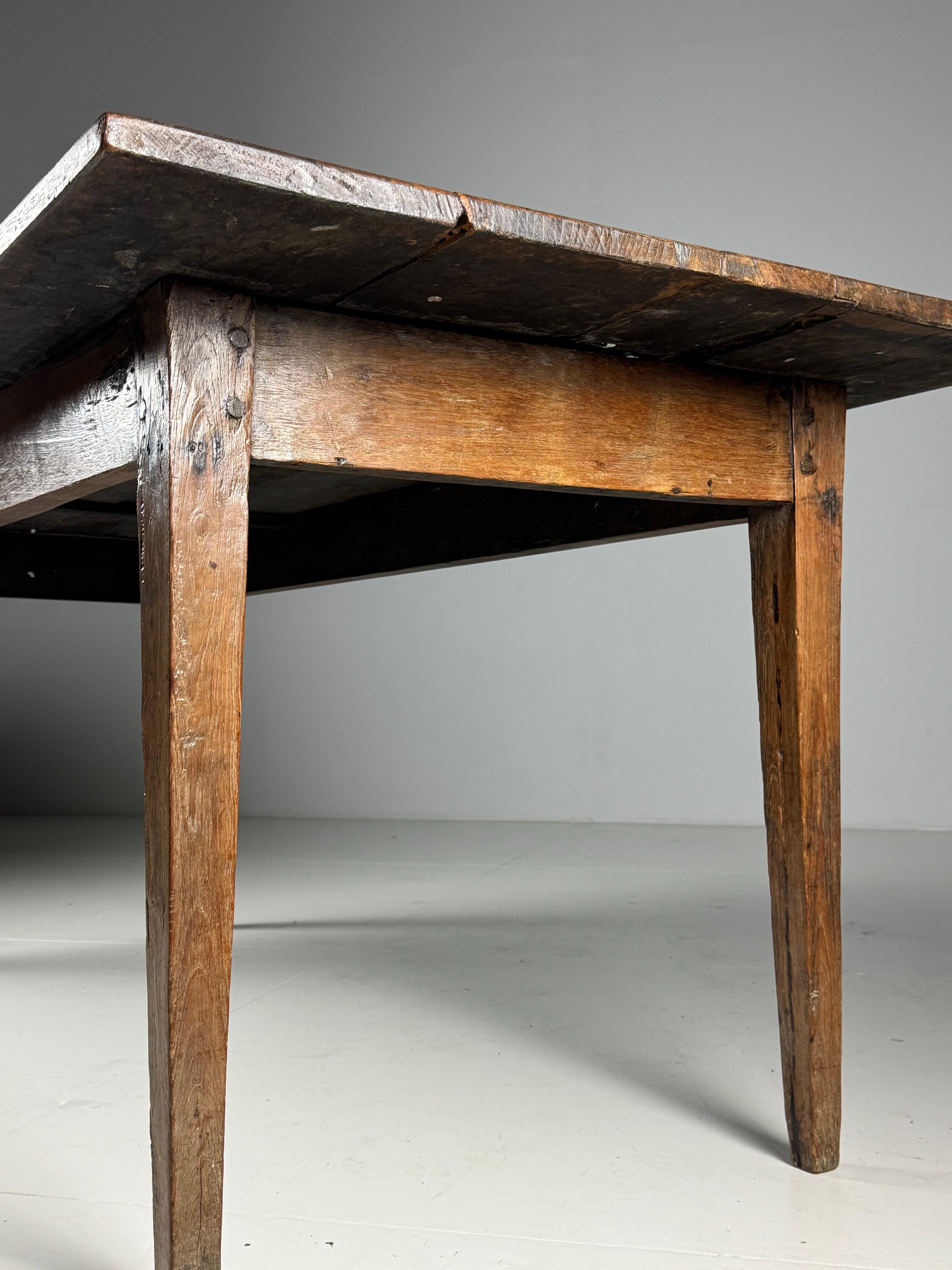 Robust farmhouse dining table. Country style. Made of solid hardwood. Solid and sturdy. Beautiful colour and patina. Slight signs of use consistent with age.

Dimensions: 208L x 92W x 78H
Bra: 63cm
