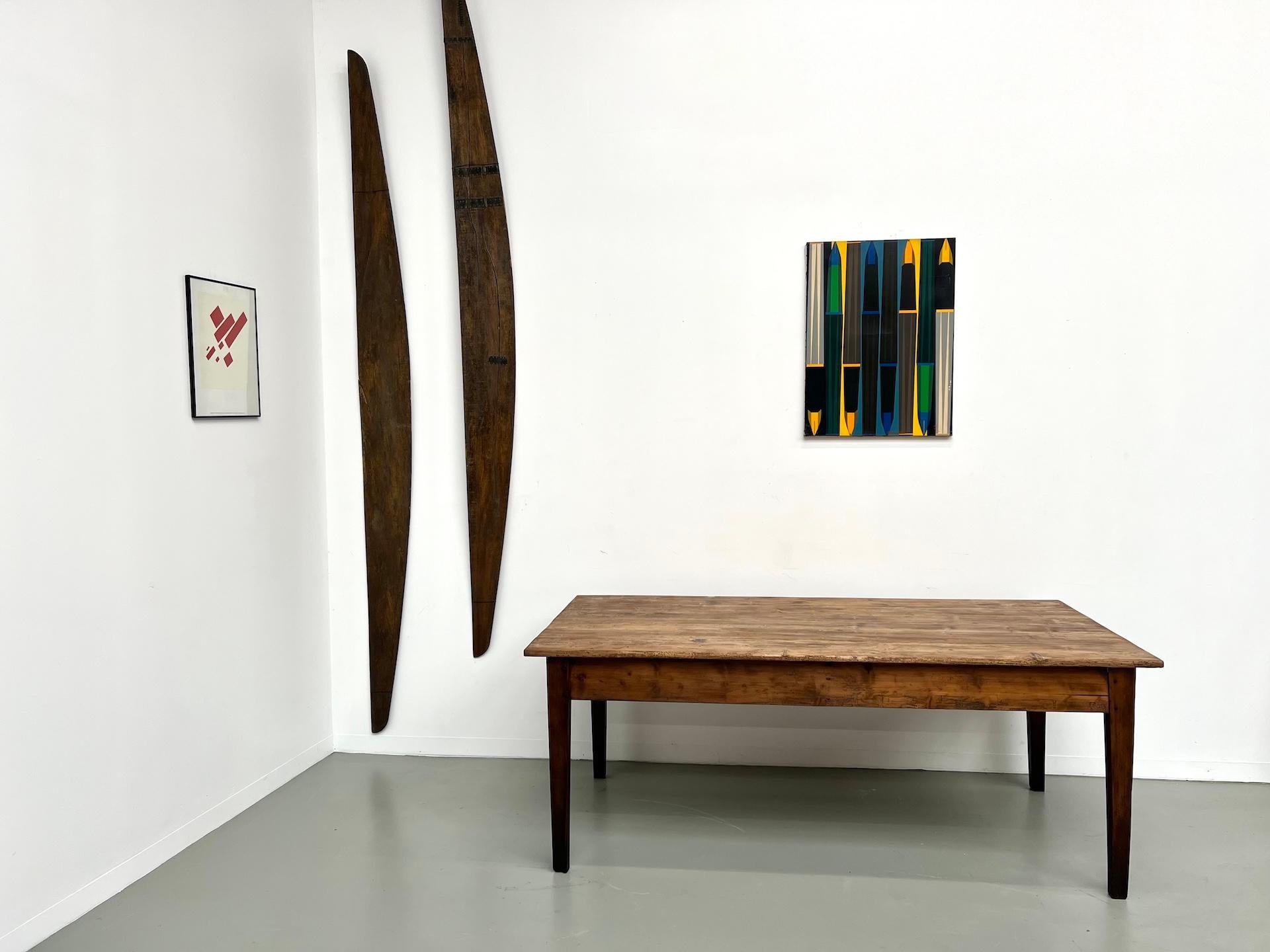 La Maison LECAN présente cette grande table de ferme française des années 1950, fabriquée en bois de pin.

Son plateau a été entièrement restauré dans notre atelier et conserve une riche patine qui met en valeur la chaleur et l'histoire du bois.