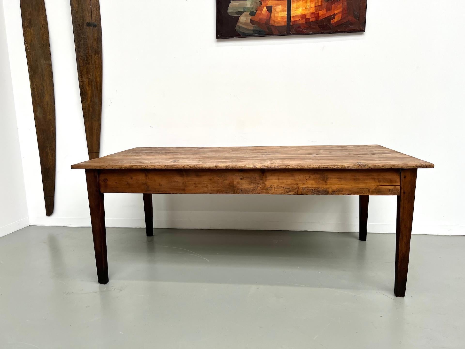 Français Table de ferme française des années 1950, en bois de pin en vente