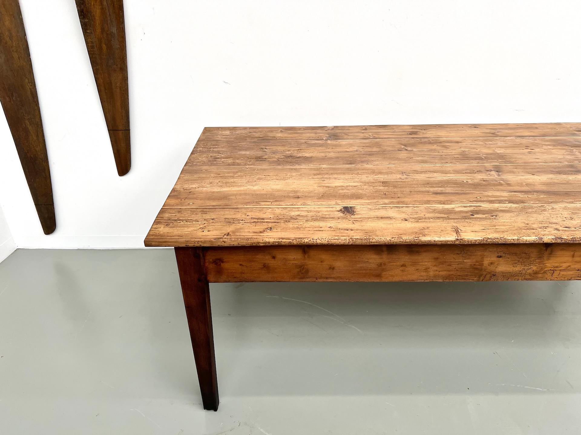 Milieu du XXe siècle Table de ferme française des années 1950, en bois de pin en vente