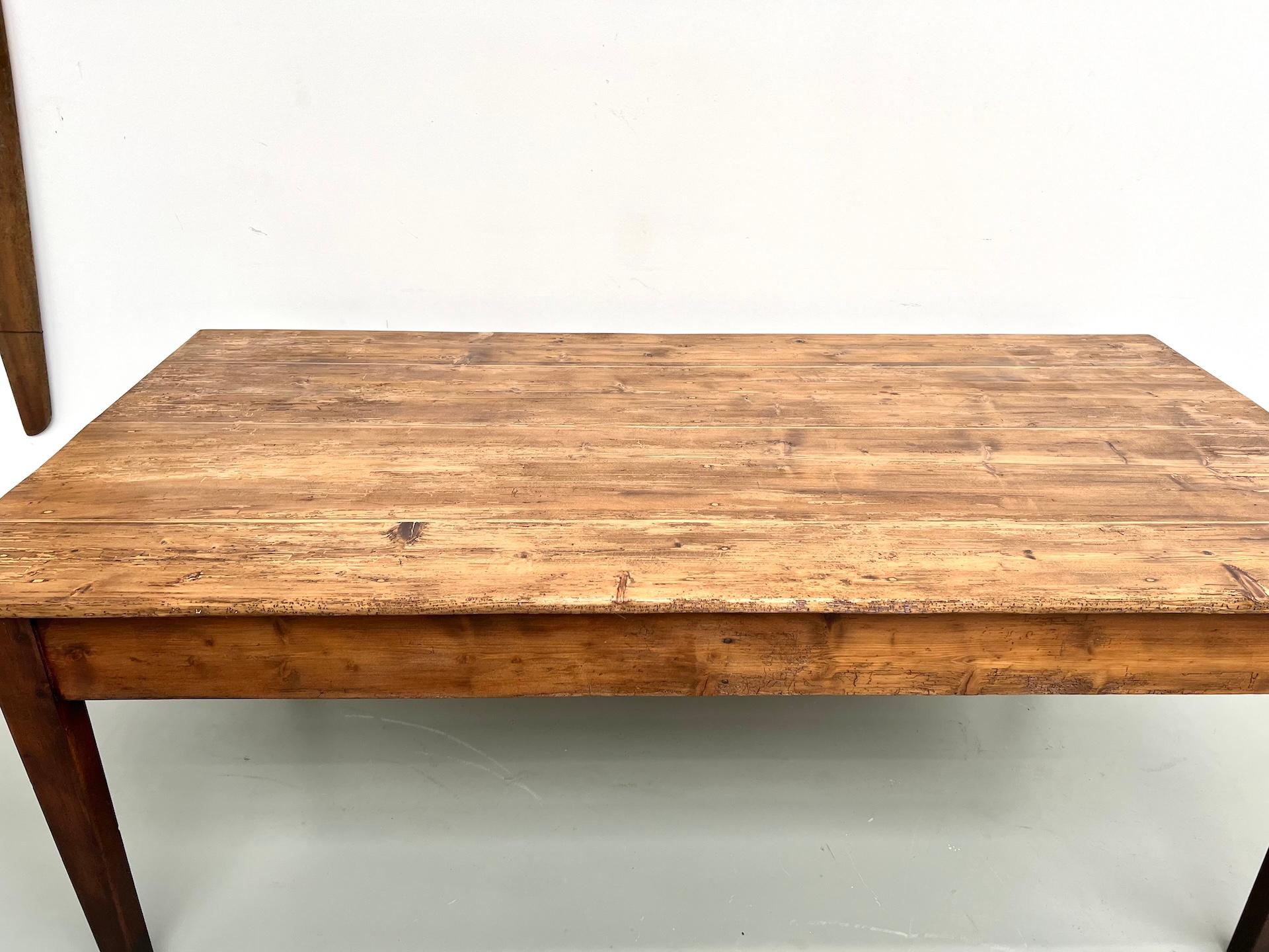 Pin Table de ferme française des années 1950, en bois de pin en vente