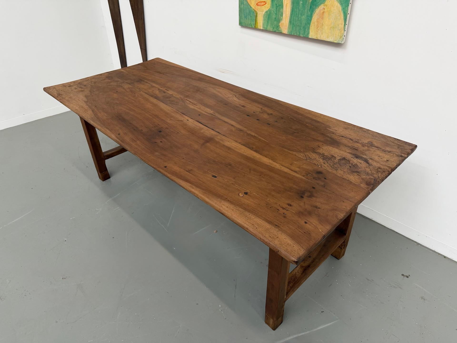 French farmhouse table in solid walnut, circa 1920 In Good Condition For Sale In LYON, FR