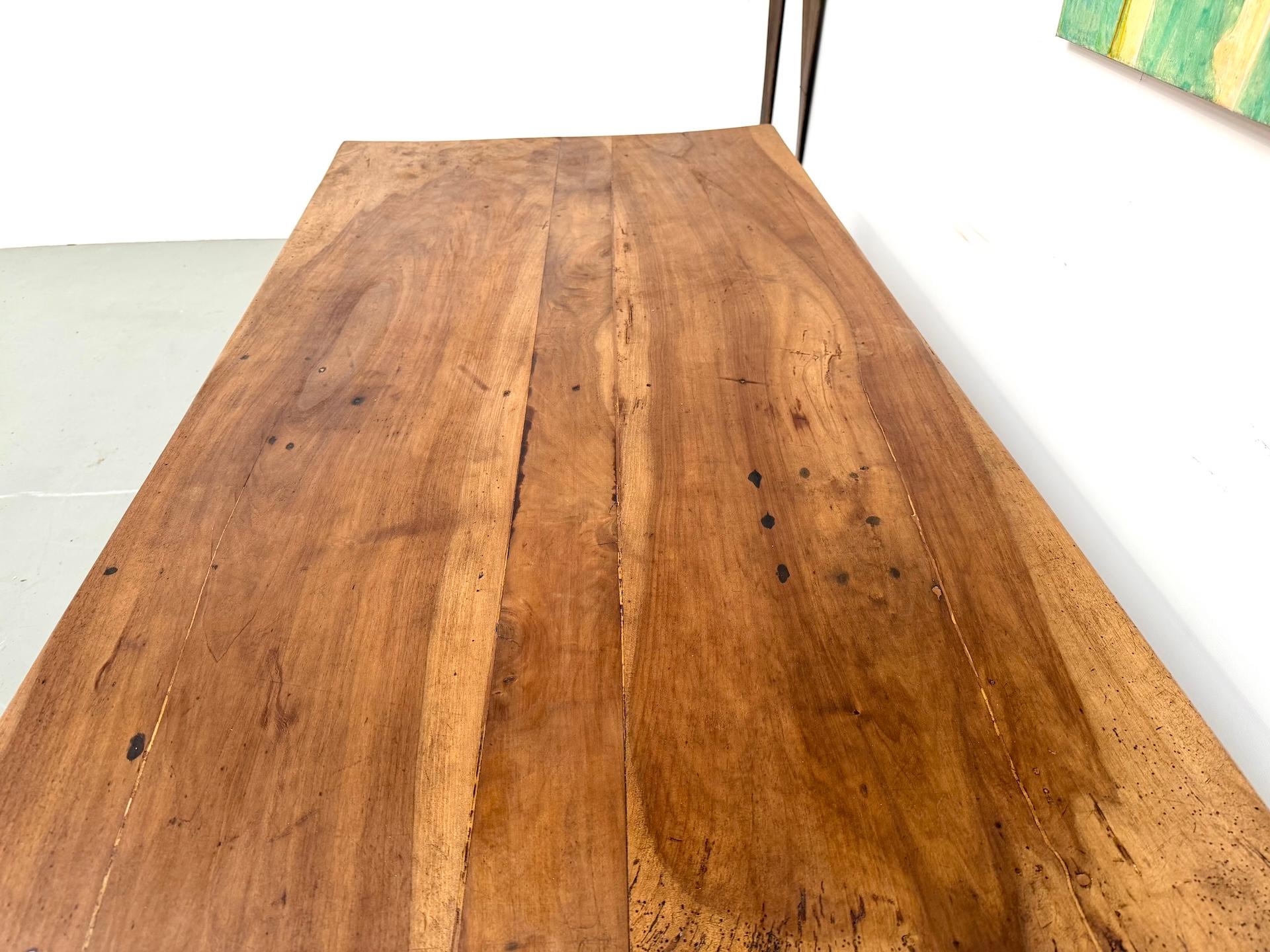 French farmhouse table in solid walnut, circa 1920 For Sale 1