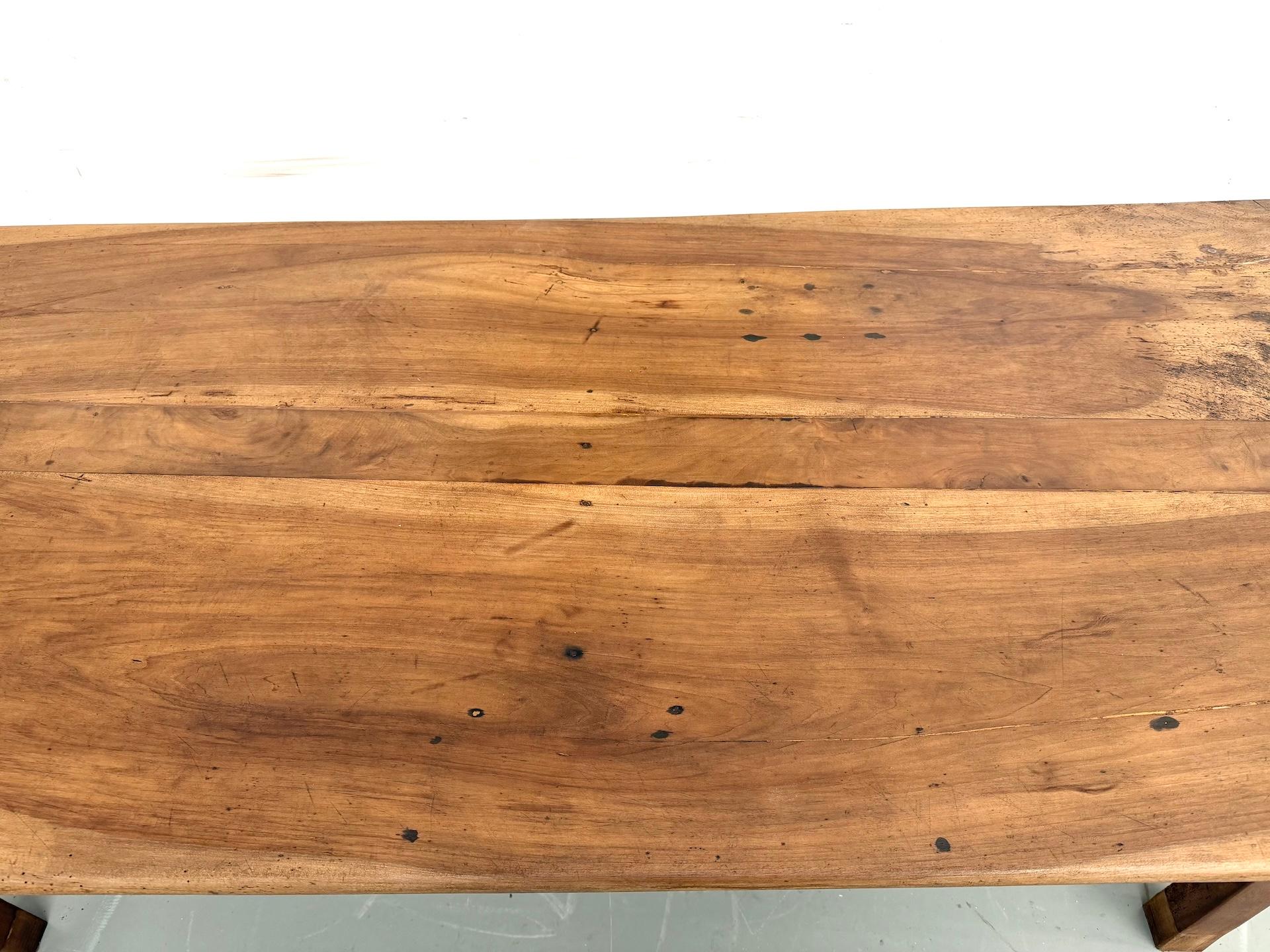 French farmhouse table in solid walnut, circa 1920 For Sale 2