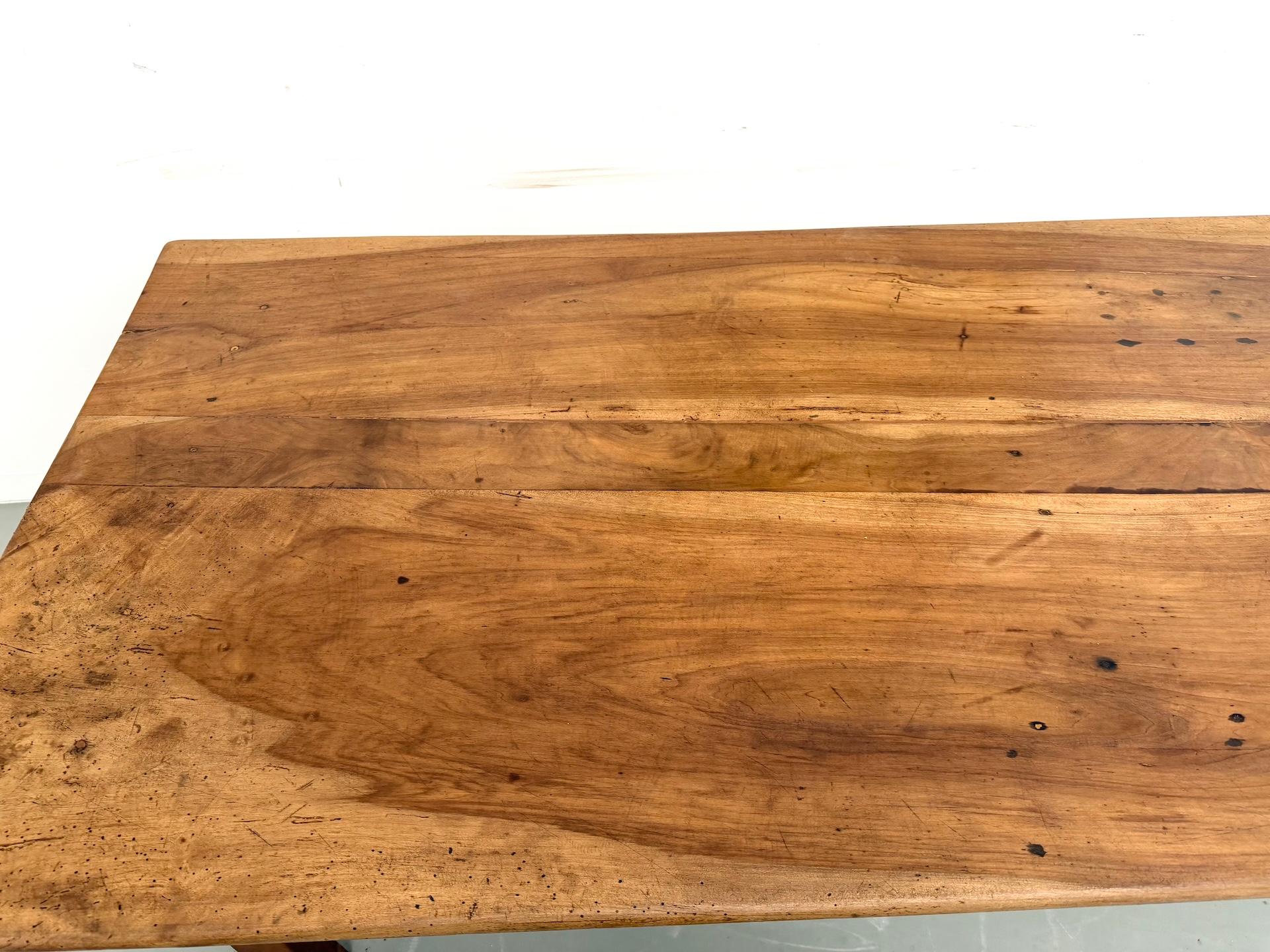 French farmhouse table in solid walnut, circa 1920 For Sale 3