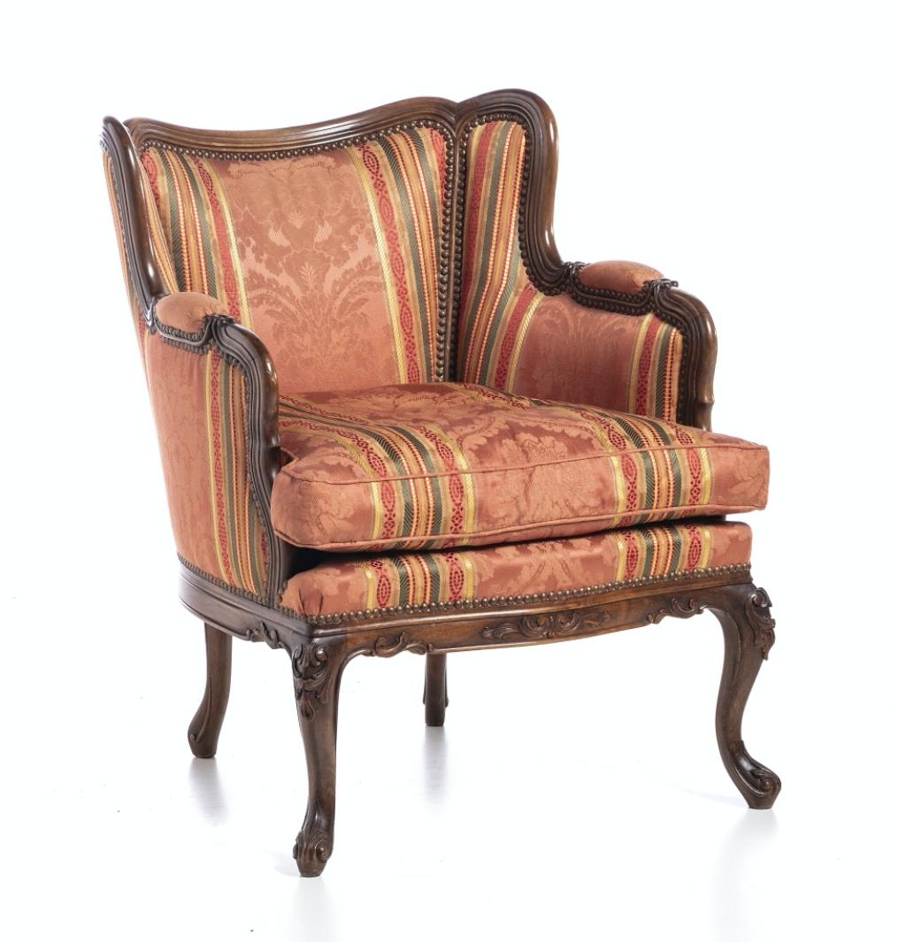 French Fauteuil 20th century
in carved mahogany. 
Upholstered back, seats and armrests. 
Signs of use. 
Dimensions: 75 x 60 x 57 cm.