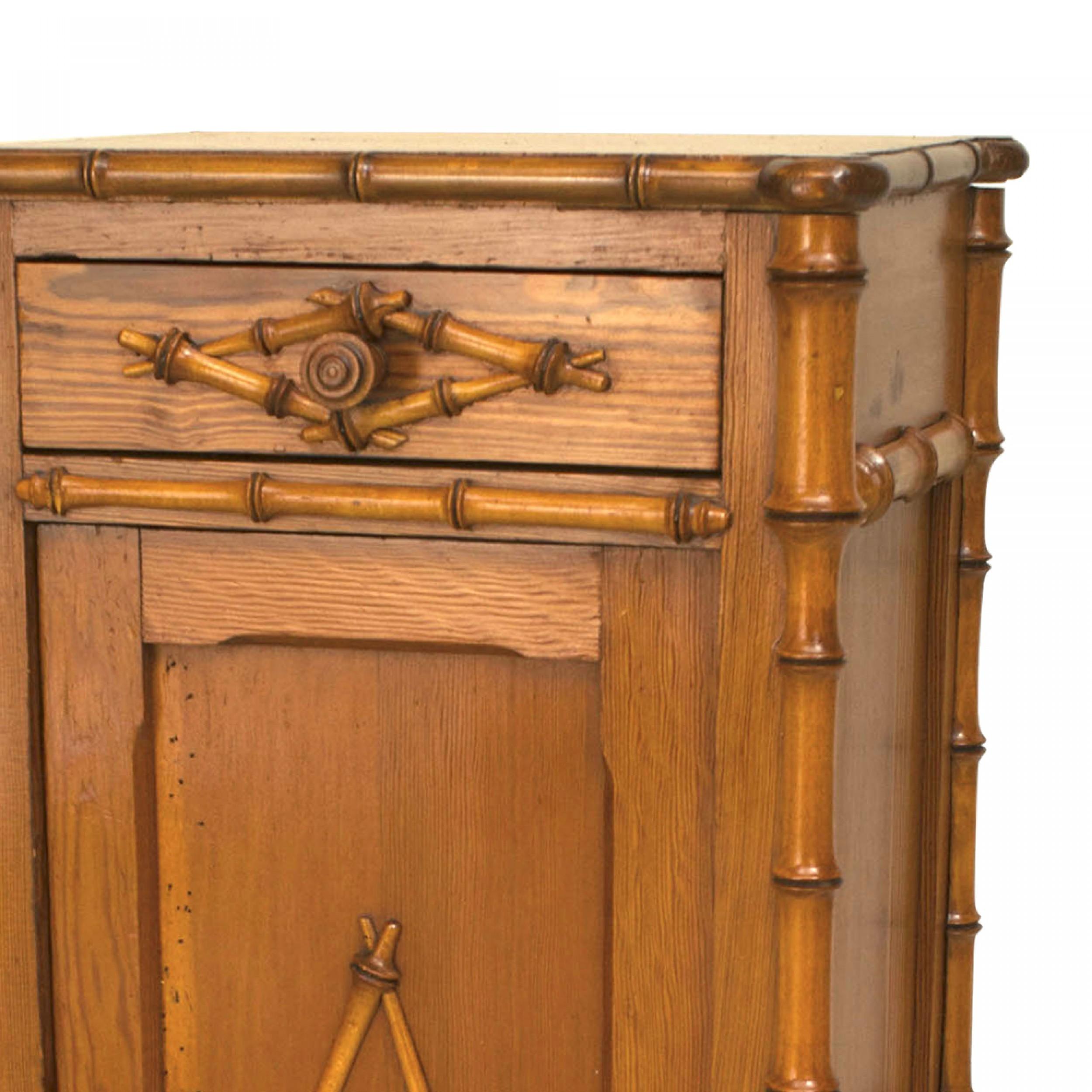 Commode de chevet française (fin du XIXe siècle) en faux bambou et pin, avec un tiroir supérieur au-dessus d'une grande porte.