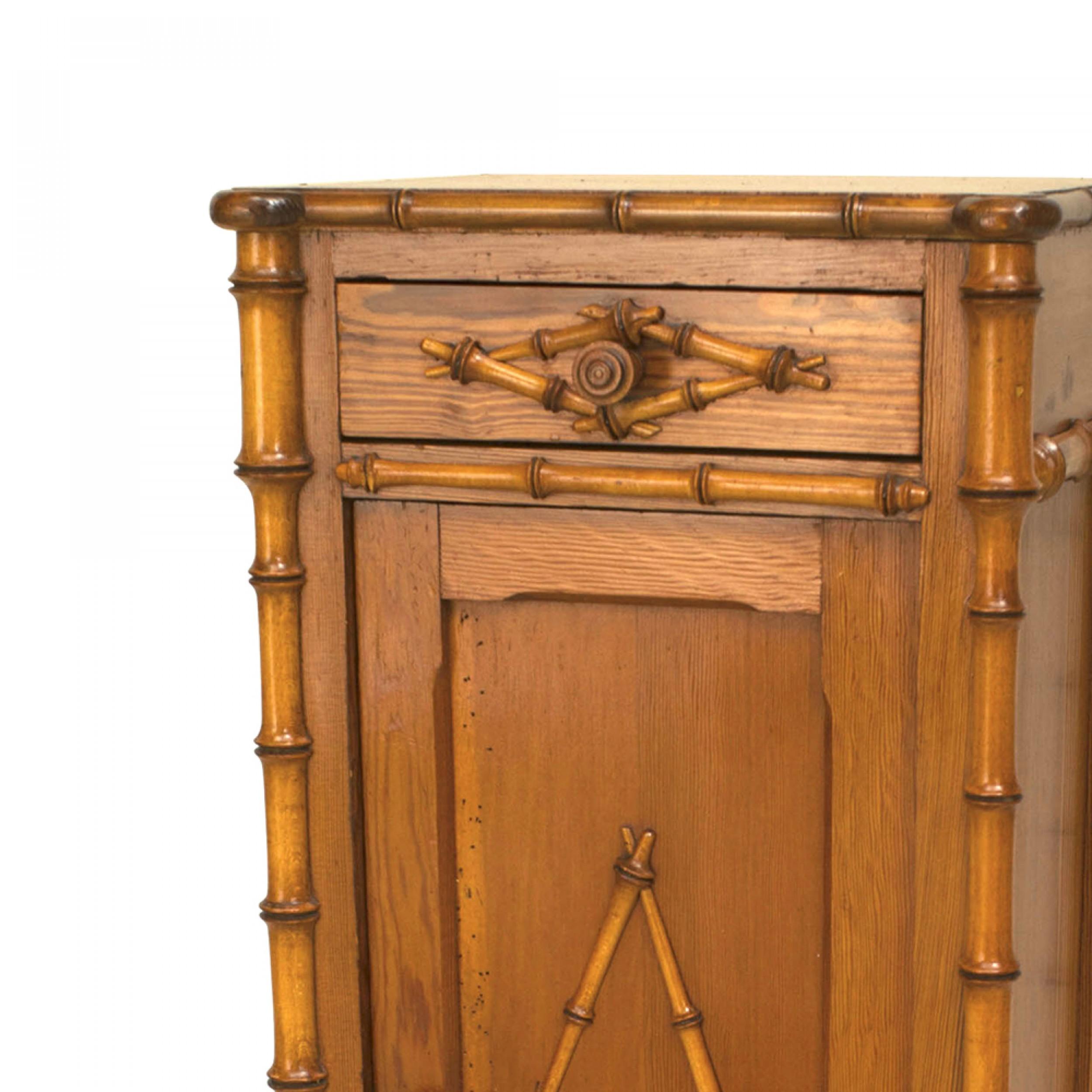 Français Commode française en faux bambou et pin en vente