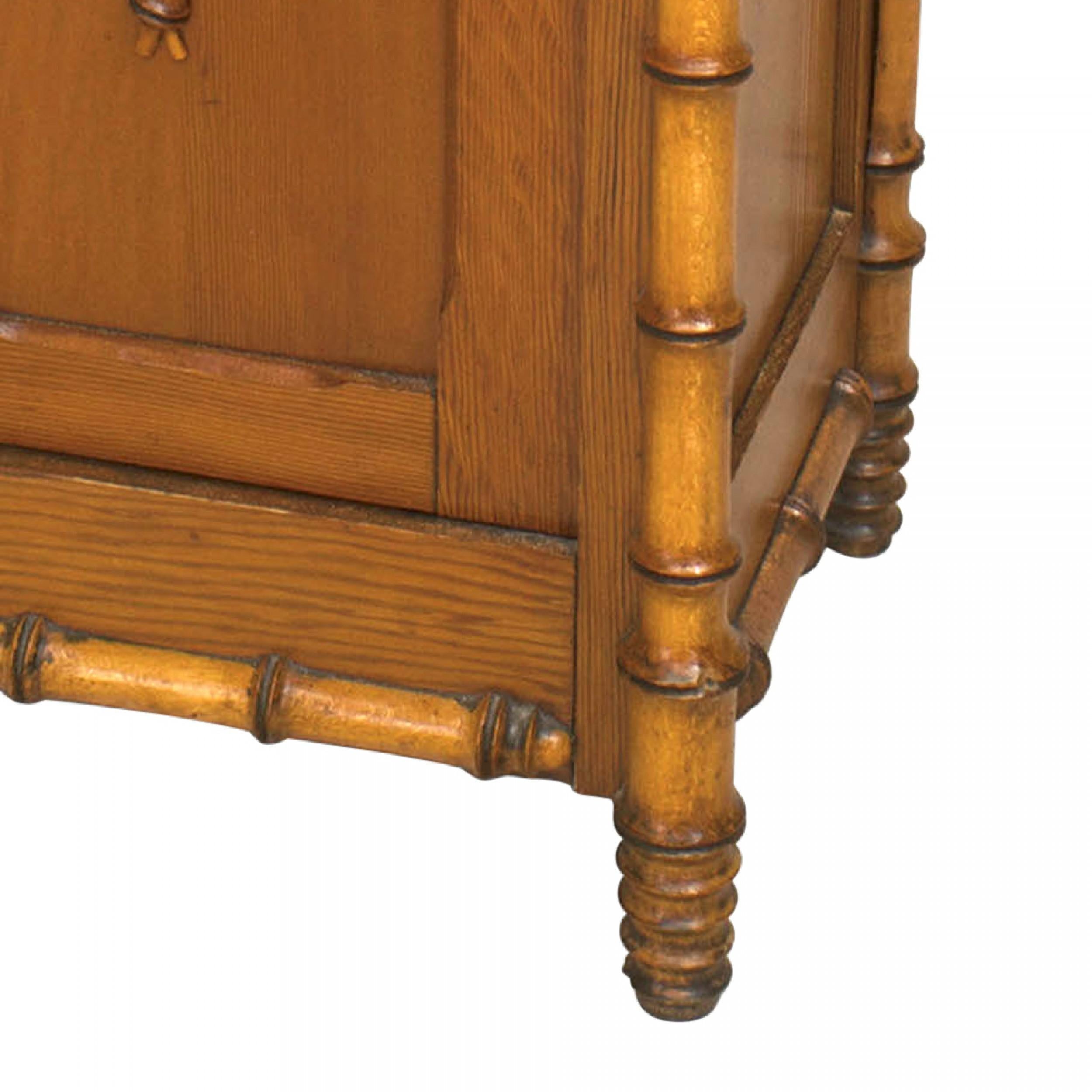 Fait main Commode française en faux bambou et pin en vente