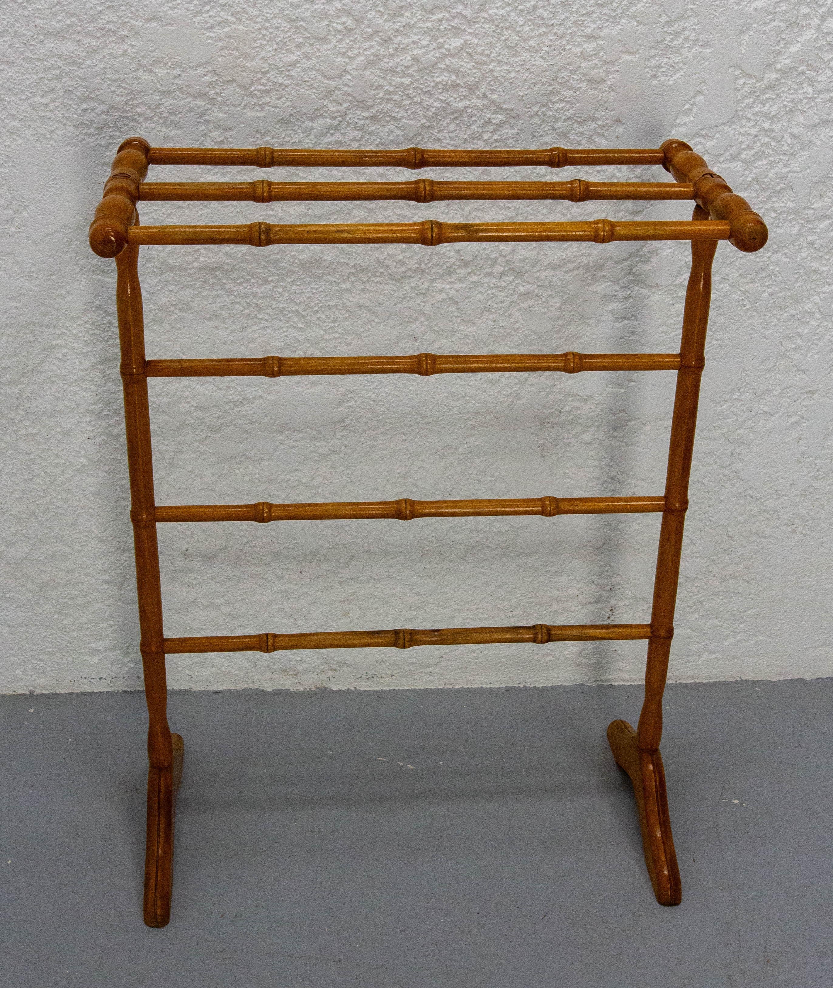 French in faux bamboo beech towel holder.
Nice patina with discrete marks of use.
Made circa 1950.
Good condition.
Delivered partially disassembled.


Shipping:
D 30 W 59 H 78 cm 1.8 kg.