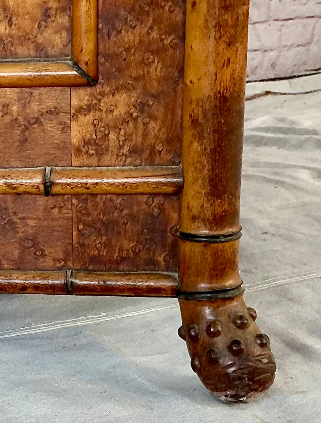 Armadietto francese in finto bambù a occhio di uccello in acero in vendita 3