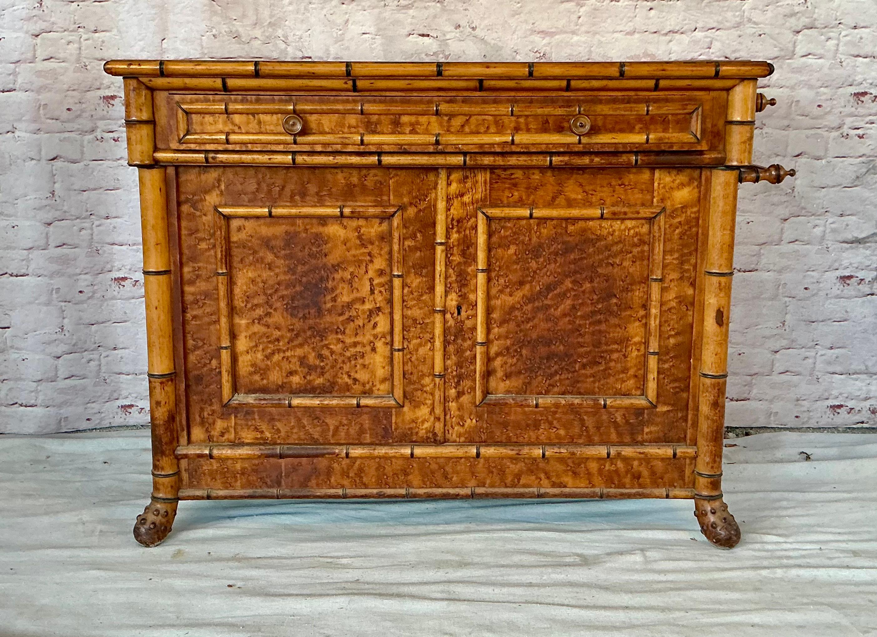 Armadio francese in finto bambù a occhio di uccello in acero. Il mobile è caratterizzato da una facciata in acero occhi di uccello splendidamente scolpita con modanature in bambù intagliato. Si tratta di un motivo decorativo iconico popolare durante