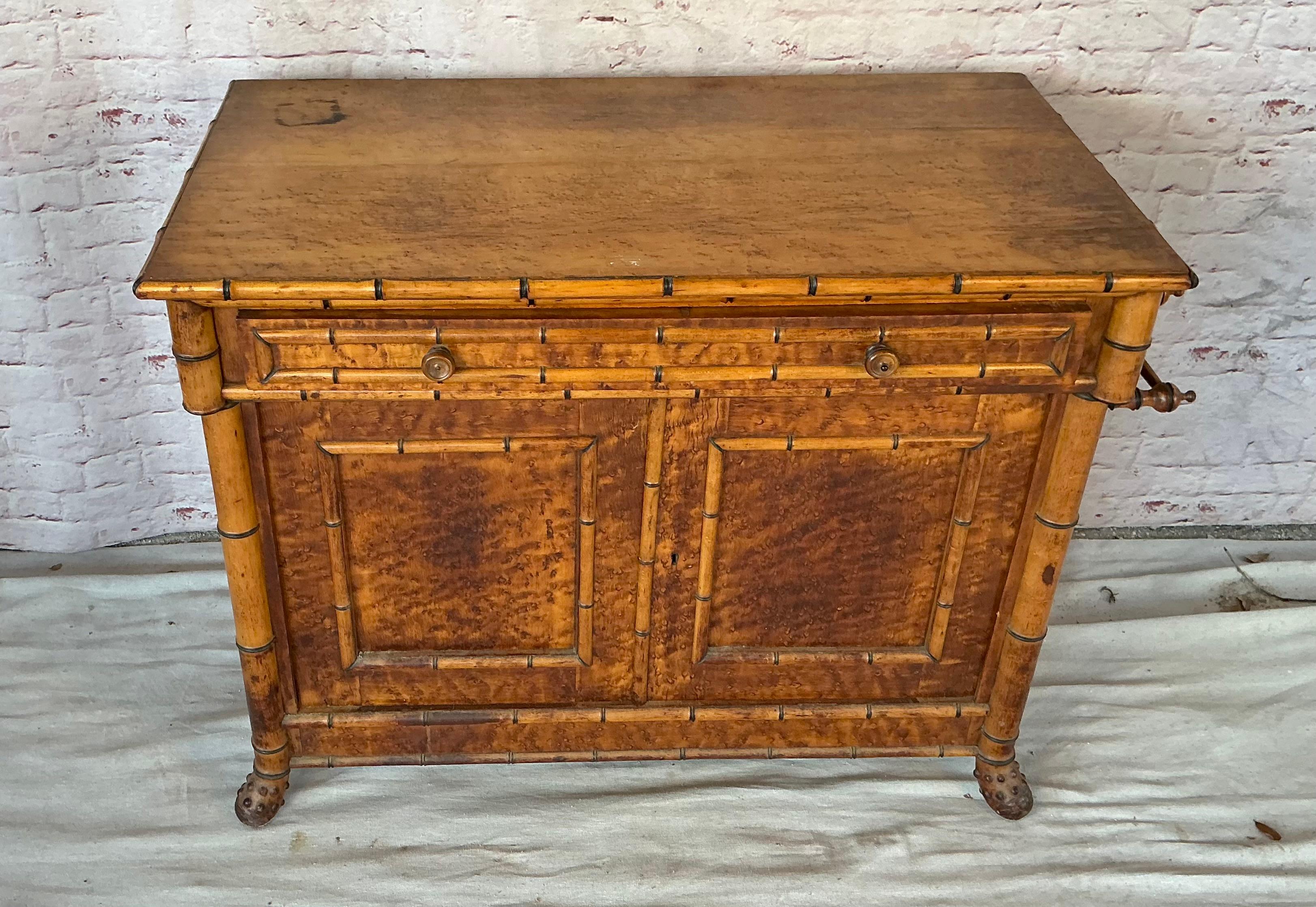 Napoleone III Armadietto francese in finto bambù a occhio di uccello in acero in vendita