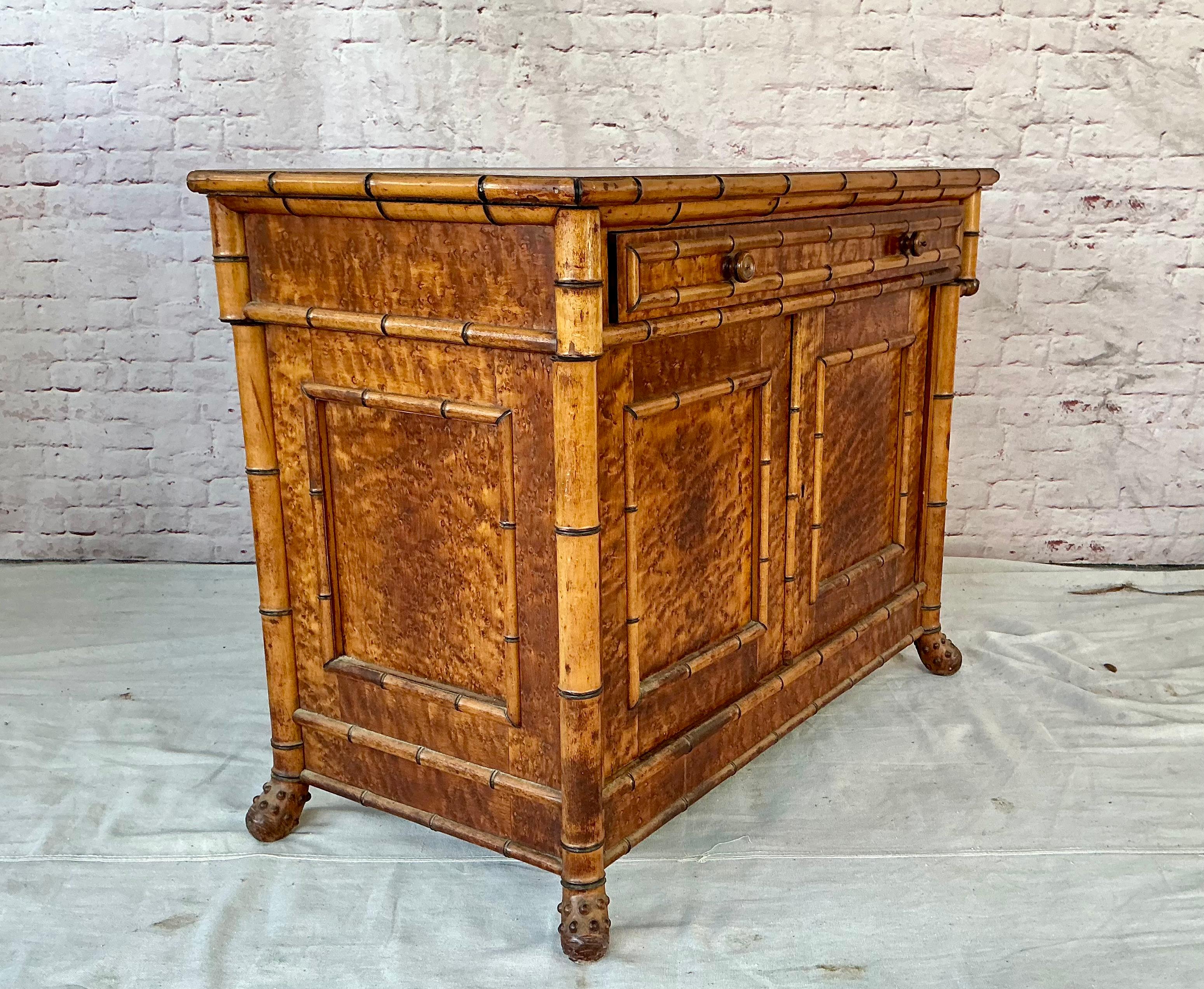 Francese Armadietto francese in finto bambù a occhio di uccello in acero in vendita