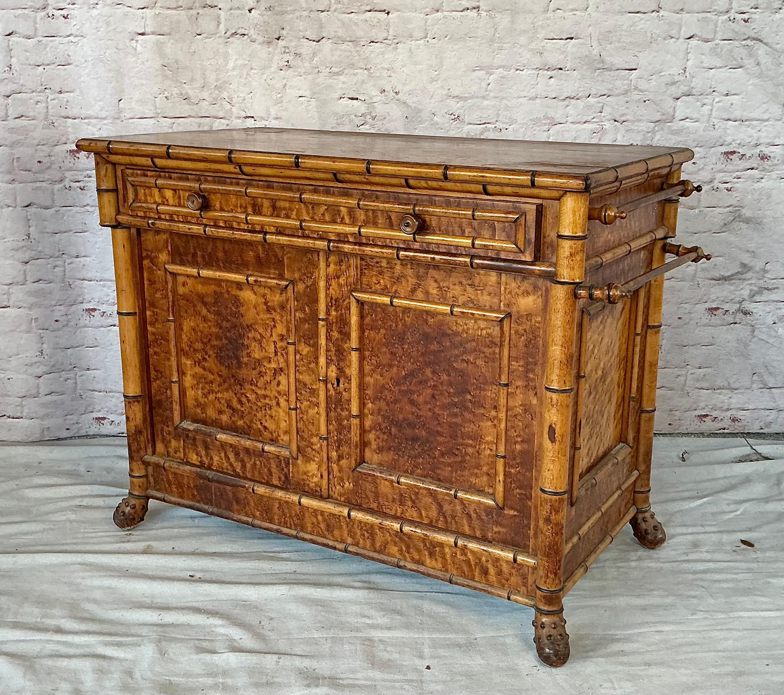 Armadietto francese in finto bambù a occhio di uccello in acero In condizioni buone in vendita a Bradenton, FL